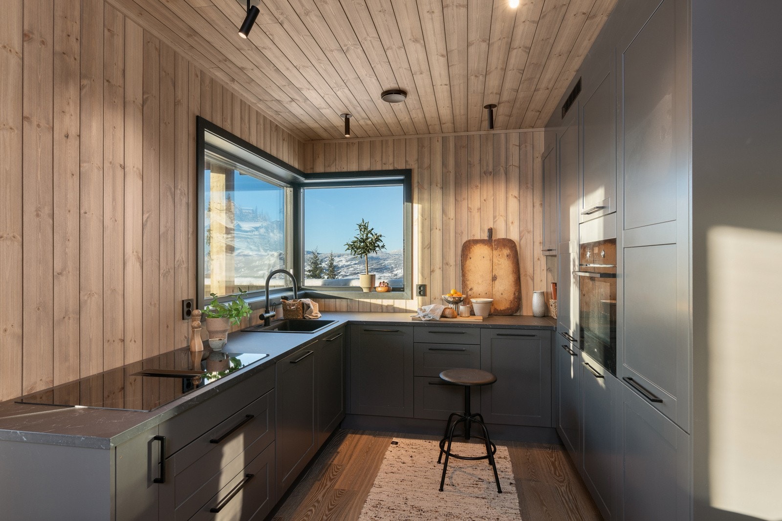 Moderne kjøkkeninnredning med integrerte hvitevarer. Galleribilde