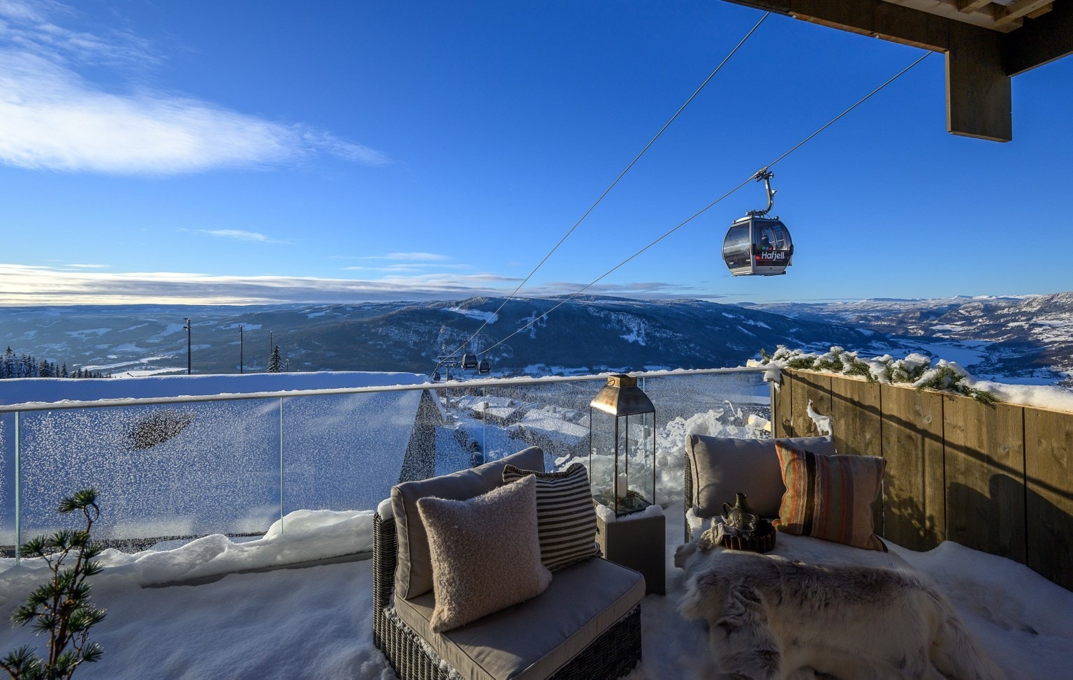 Balkongen har glassrekkverk som gir en spektakulær panoramautsikt. Galleribilde