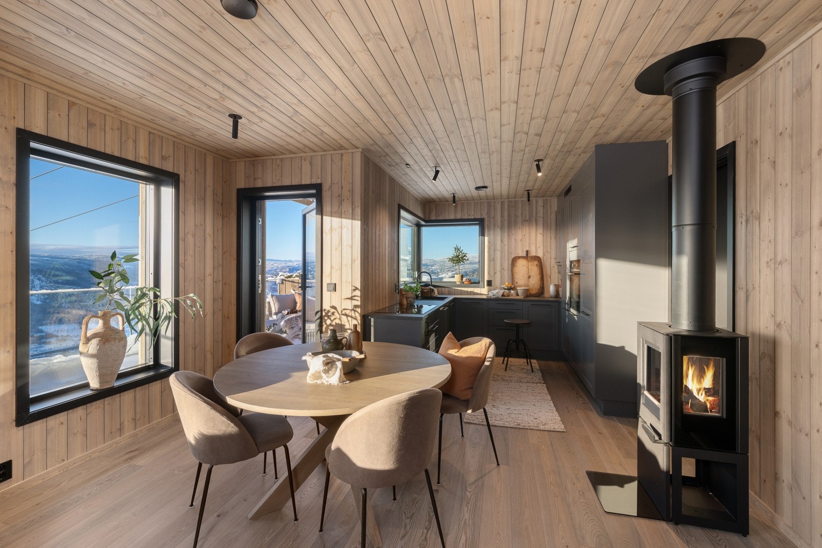 I tillegg til varmepumpe er det montert vedovn i stuen som gir effektiv oppvarming og en hyggelig atmosfære. Galleribilde