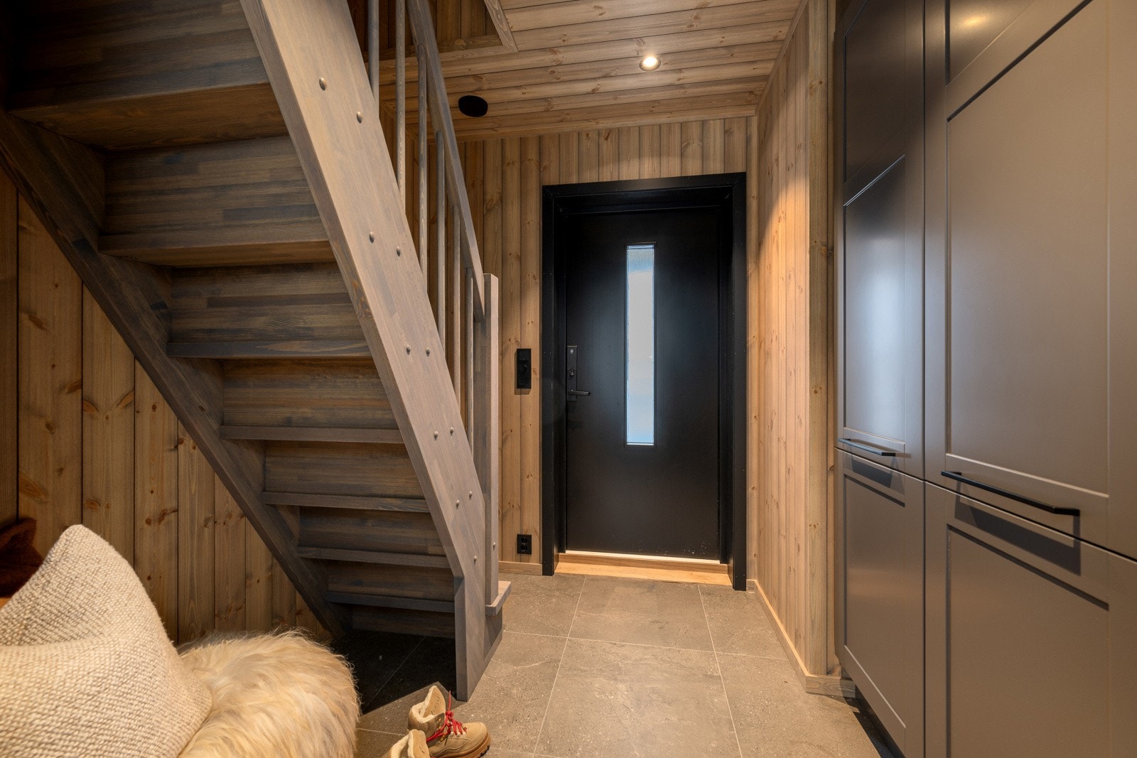 Hyggelig entré som gir et godt førsteinntrykk. Her er det flislagt gulv med varmekabler, samt praktisk garderobeskap fra Sigdal. Galleribilde