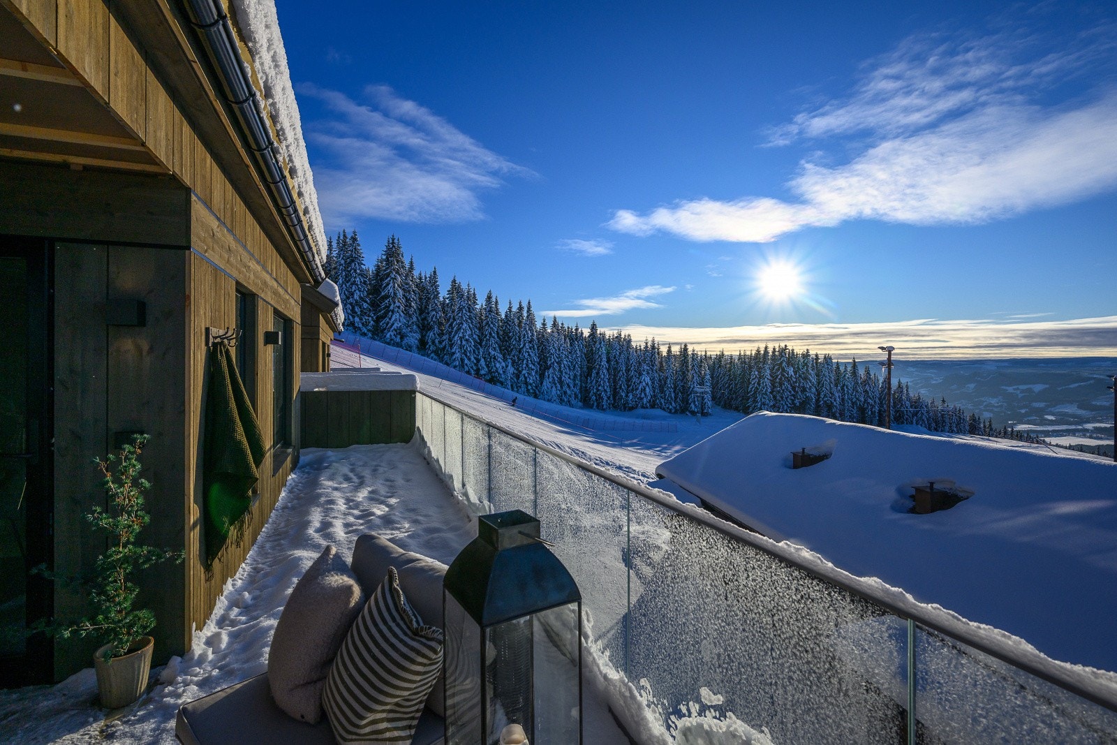 Leiligheten har en fantastisk terrasse med gode solforhold og nydelig utsikt. Galleribilde