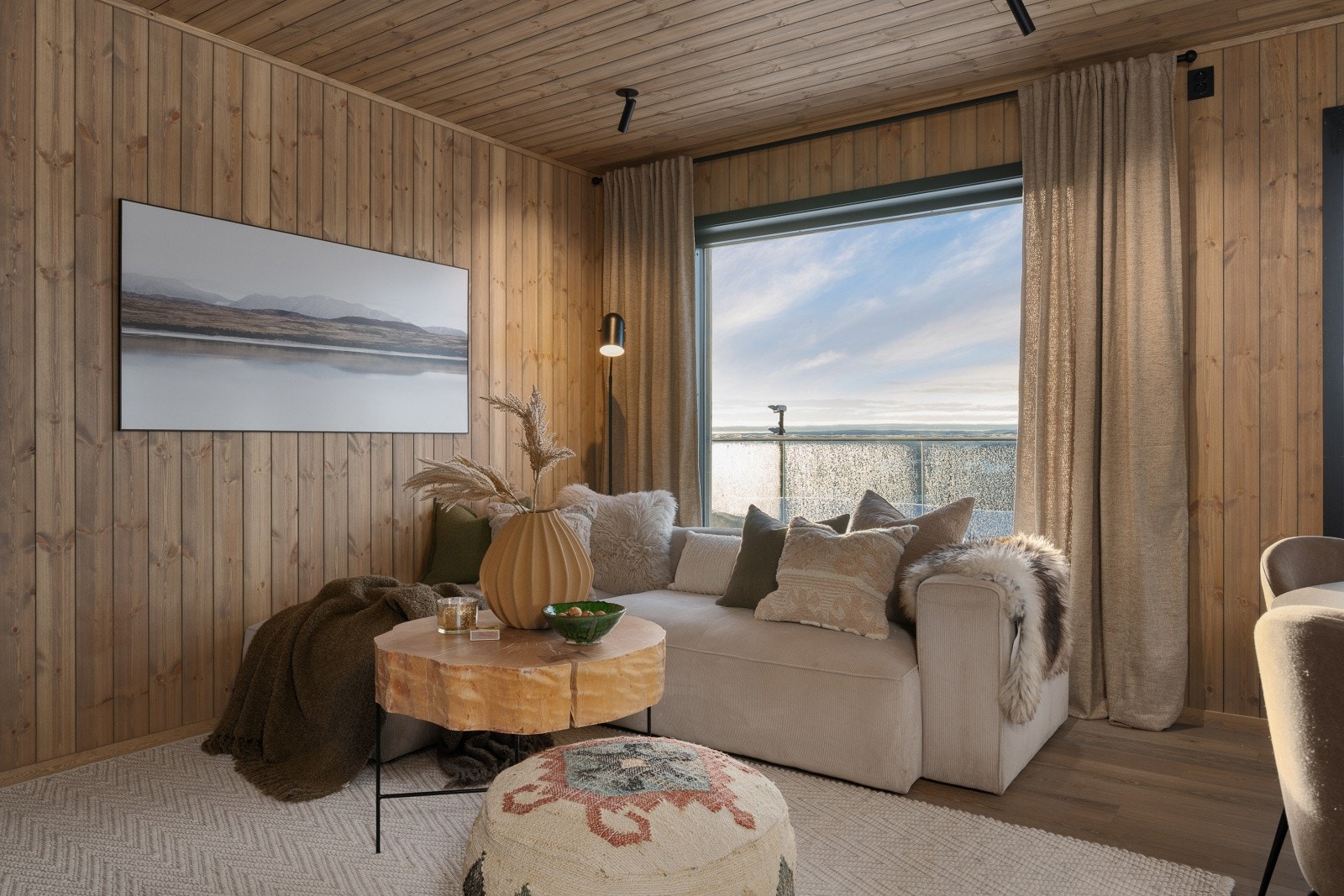 Stuen har store vindusflater som slipper inn rikelig med naturlig lys. Galleribilde