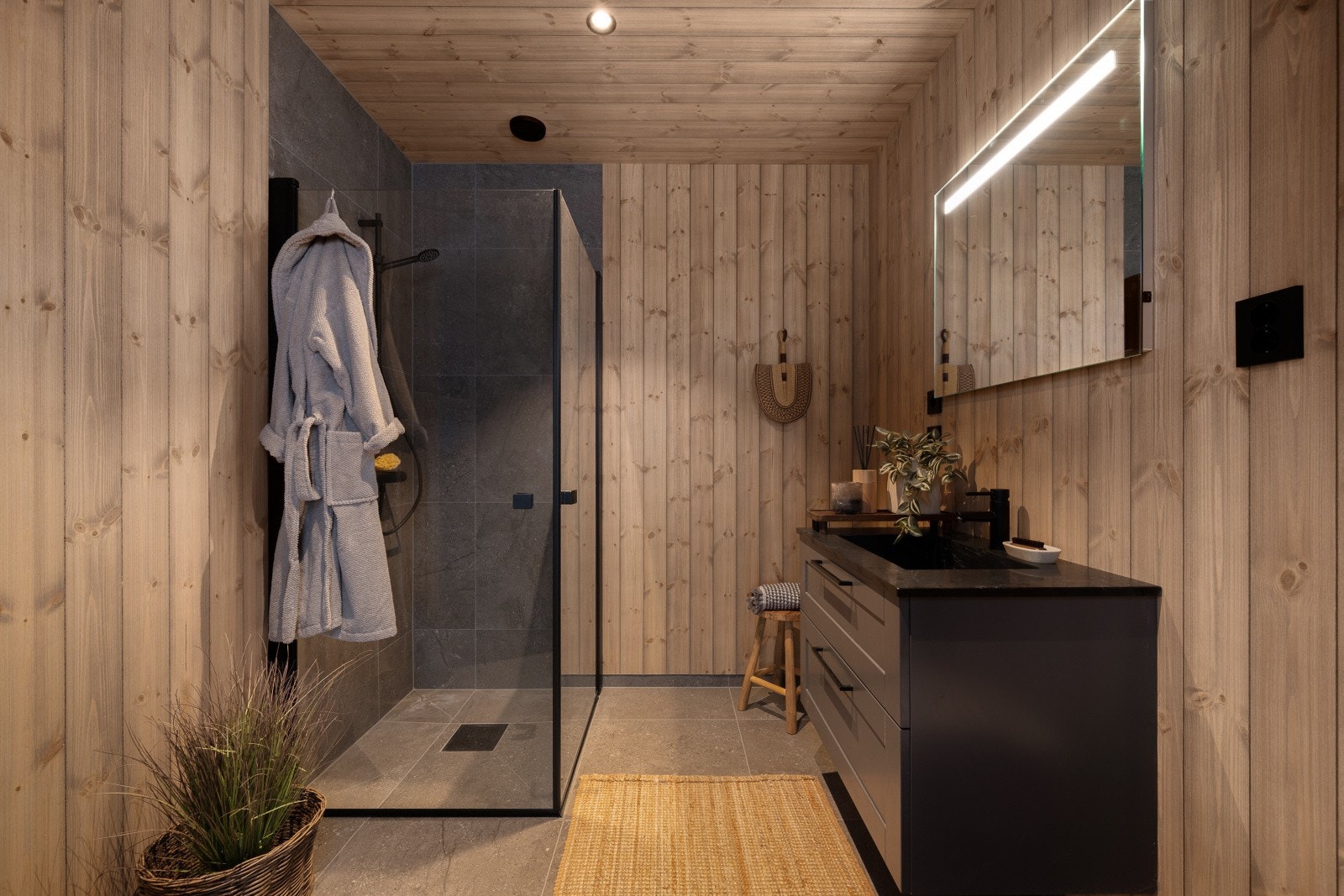 Baderommet har fliser på gulv og våtsone i dusj, og trepanel på øvrige vegger. Galleribilde