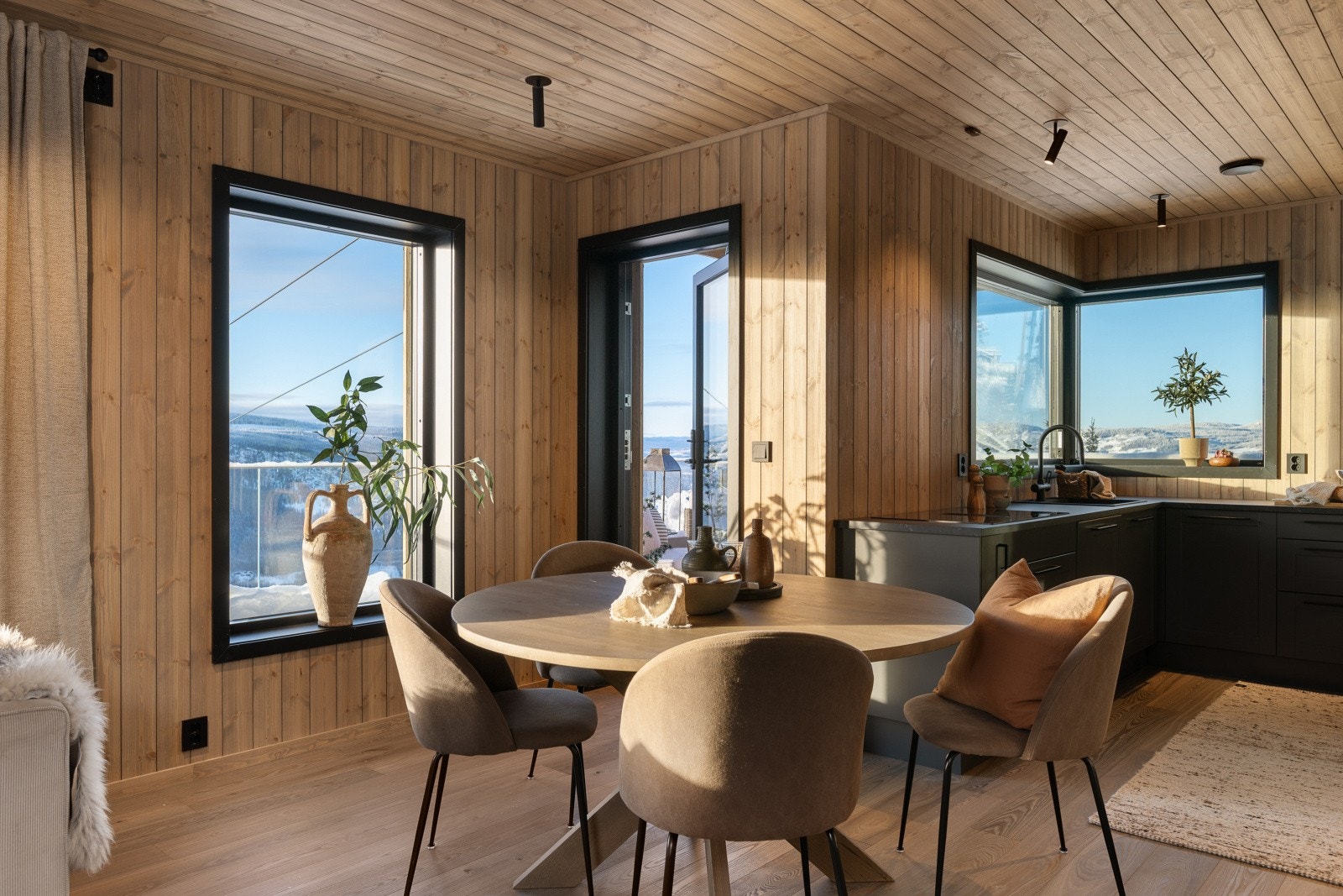 Her er det gode møbleringsmuligheter med plass til sofa og spisestuemøbler. Galleribilde