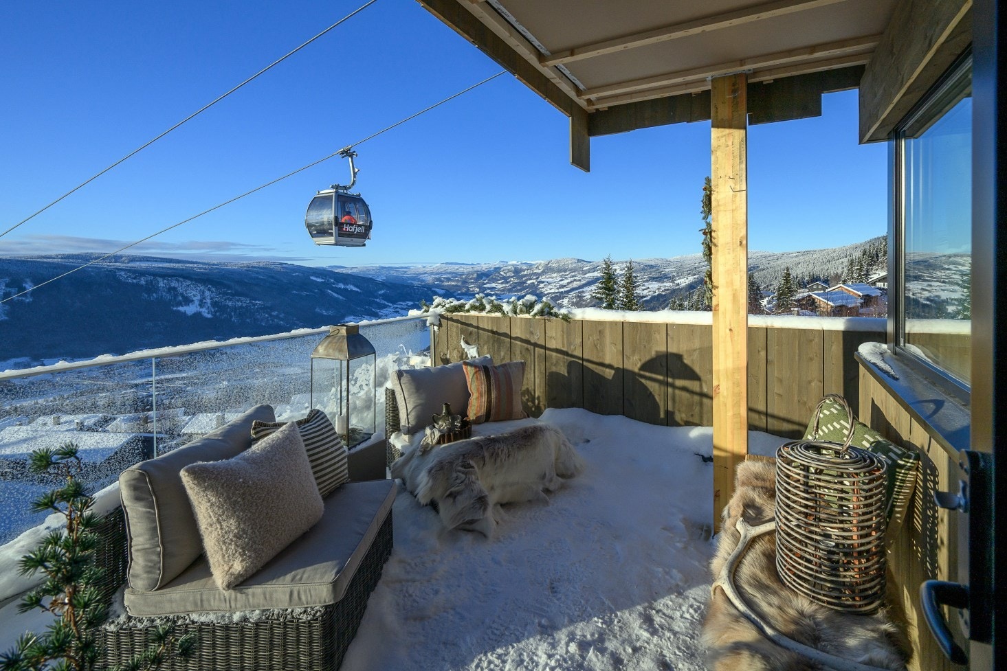 Splitter ny toppleilighet med unik beliggenhet i Hafjell Fjellandsby - midt i hjerte av Hafjell. Overbygget tak er ferdigstilt etter at dette bilde ble tatt. Galleribilde