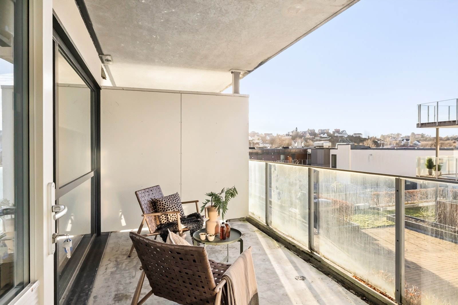 Stor og romslig terrasse med god plass til sittegruppe og utemøbler. Terrassen har overbygget løsning som gir ly for vær og vind, samt glassrekkverk som slipper inn rikelig med lys og gir et åpent og luftig preg. Galleribilde