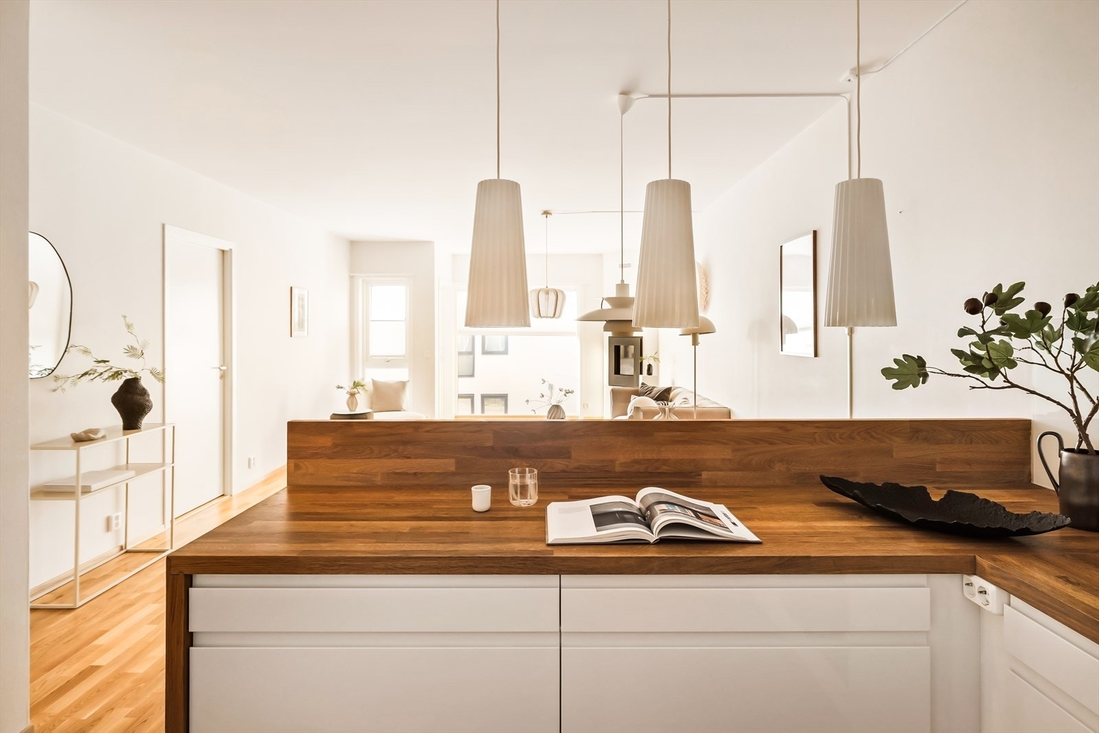 Praktisk utforming med gode arbeidsflater og integrerte hvitevarer gjør kjøkkenet godt egnet for både hverdagsbruk og matlaging for gjester. Galleribilde