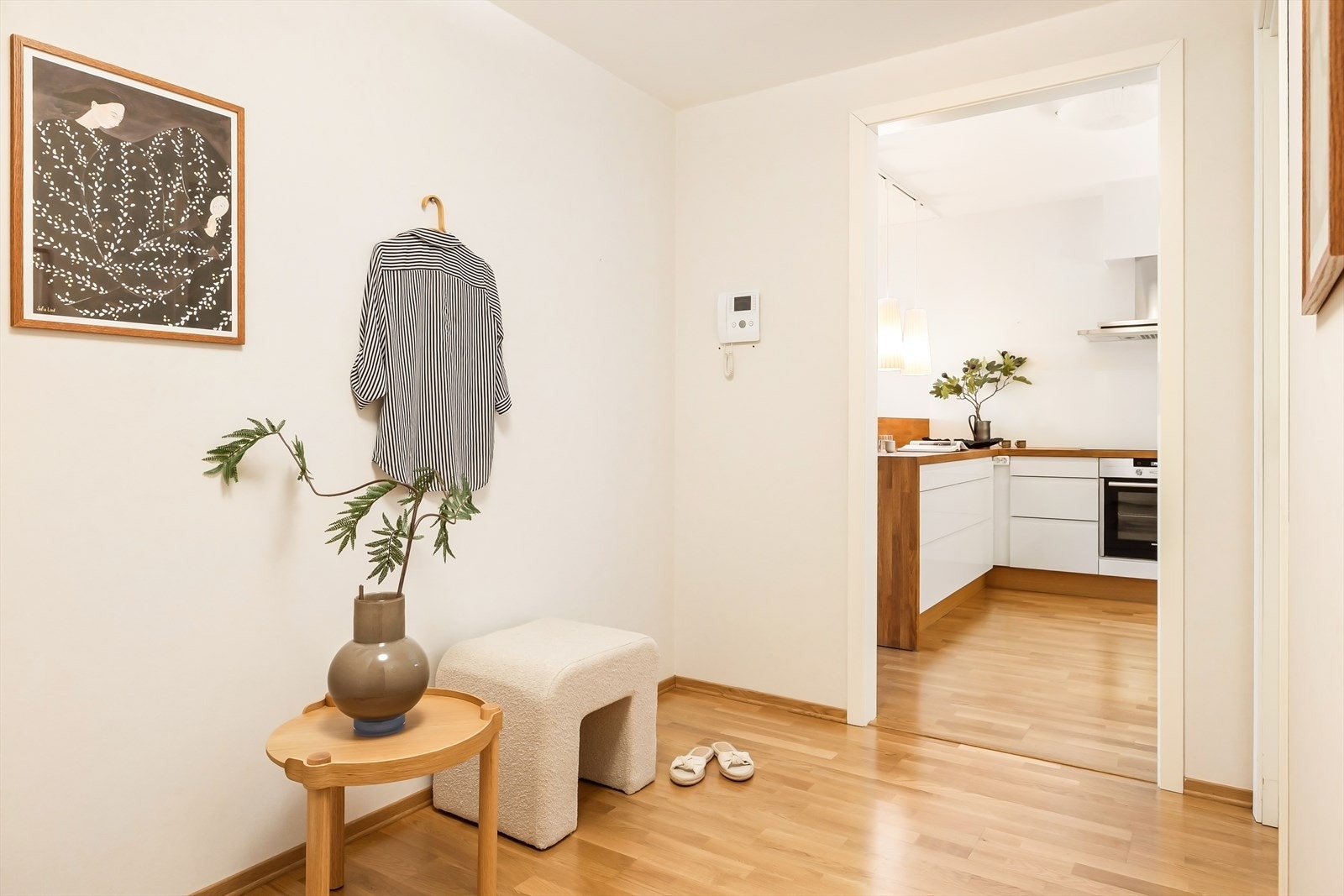 Lys og romslig entré med god plass til yttertøy og sko. Lyse veggflater og parkettgulv gir et rent og innbydende førsteinntrykk Galleribilde