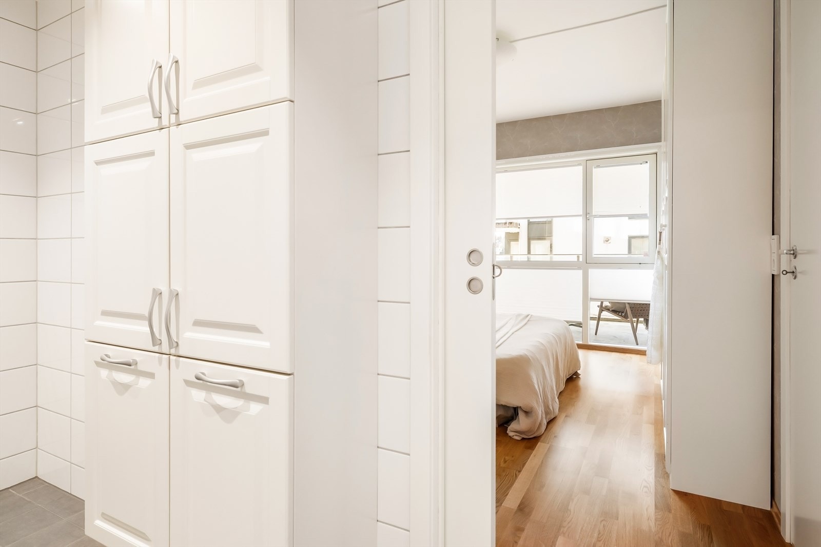 Badet ligger praktisk i tilknytning til soverom, adkomst via plassbesparende skyvedør gir en god og effektiv romløsning. Galleribilde