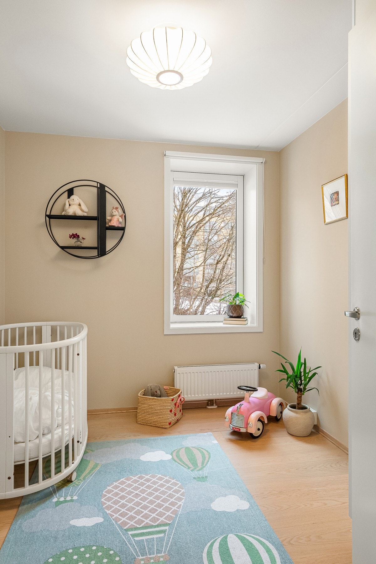 Bak døren er det et innebygd garderobeskap. Galleribilde