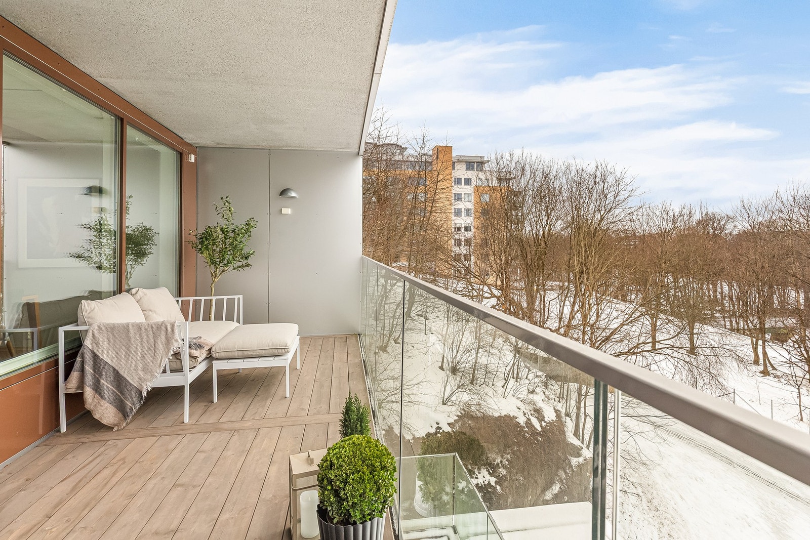 Balkongen er belagt med Møre Royal terrassebord fra 2023. Galleribilde