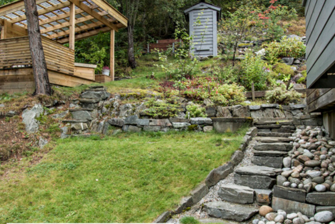 Pent opparbeidd uteområde med Pergola... Galleribilde