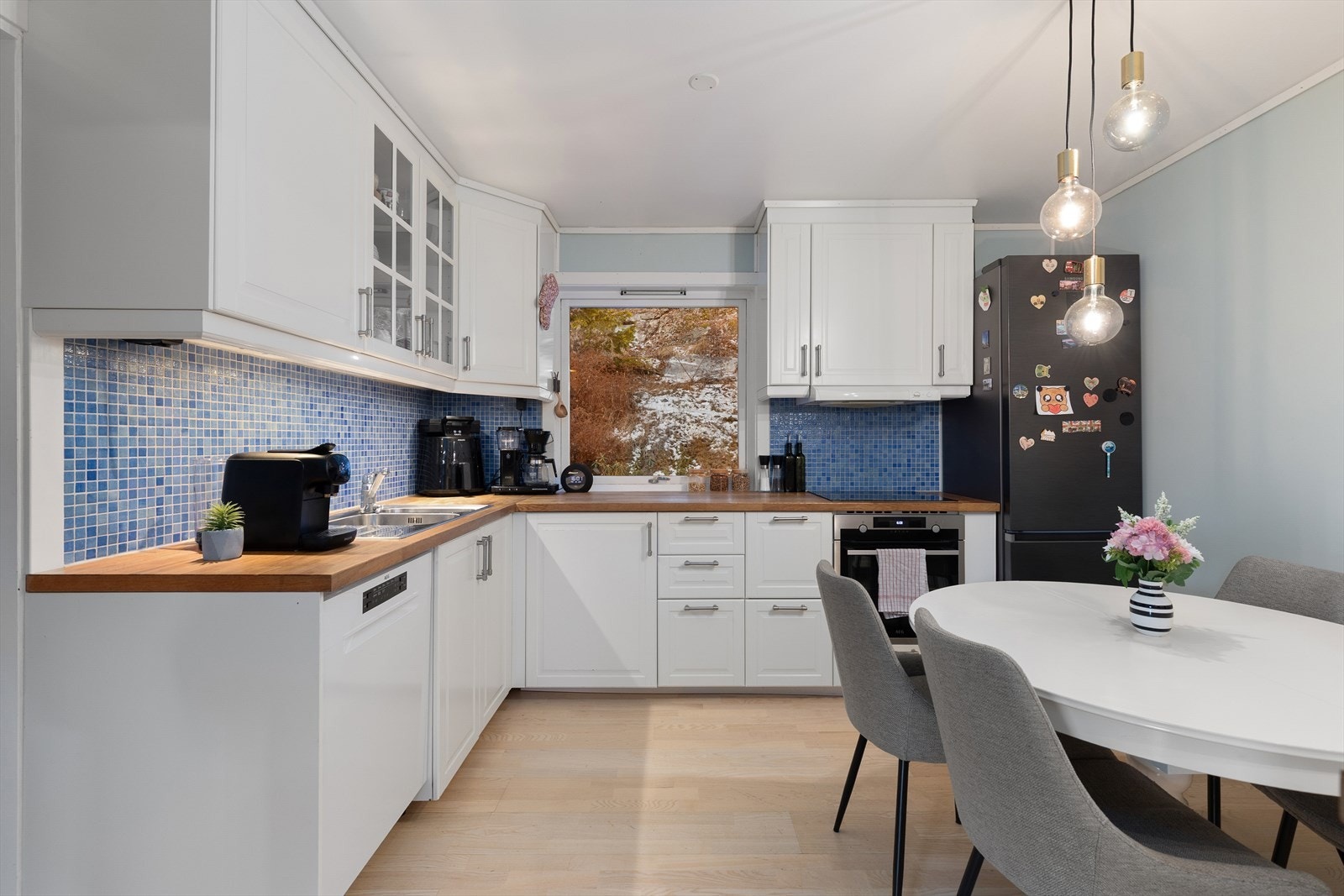 Kjøkken med god skap- og benkeplass. Her har ein og god plass til eit spisebord. Galleribilde