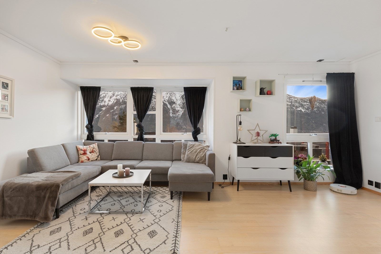 Dei store vindaugsflatene sikrar både eit godt lysinnslepp og ein flott utsikt mot Sognefjorden. Galleribilde