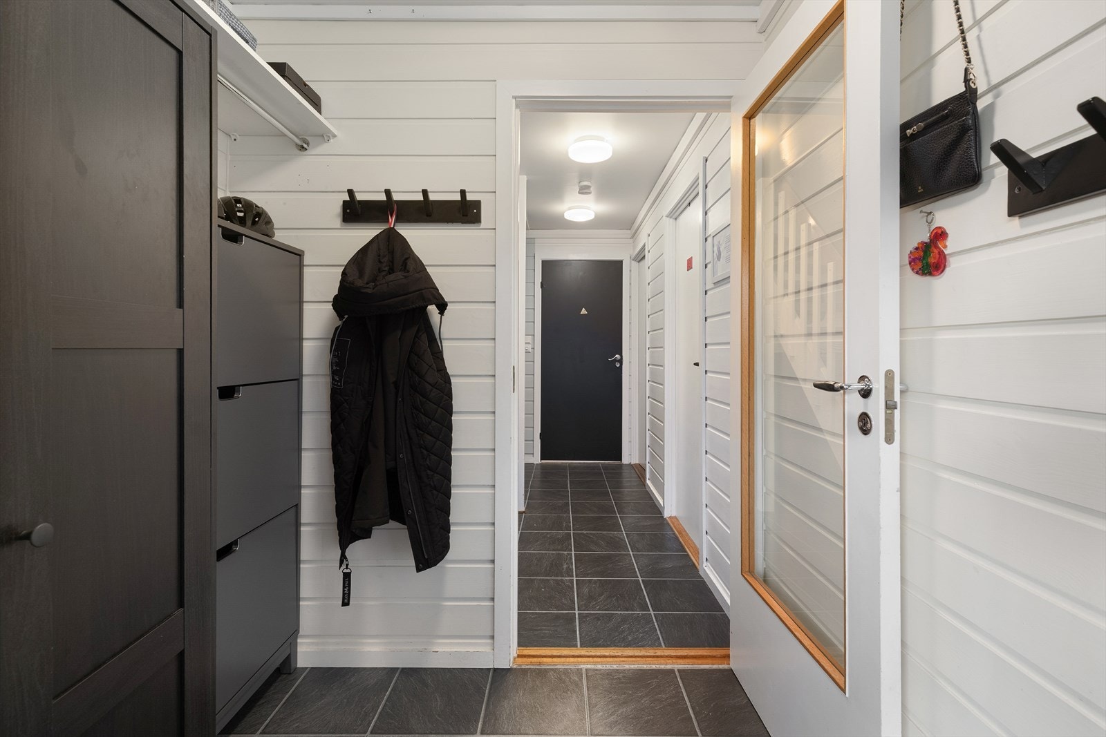 Ein romsleg gang ynskjer deg velkommen. Her har ein god plass til å henge frå seg ytterklede og sette frå seg sko. Galleribilde