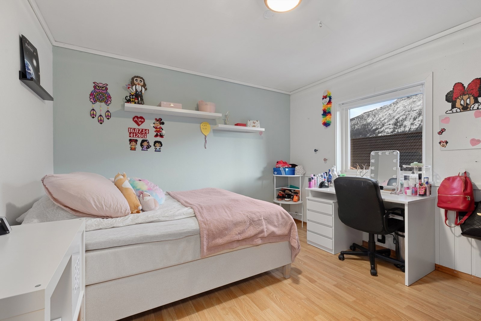 I denne etasjen finn ein 2 soverom med god plass til seng, skrivepult og garderobeløysingar... Galleribilde