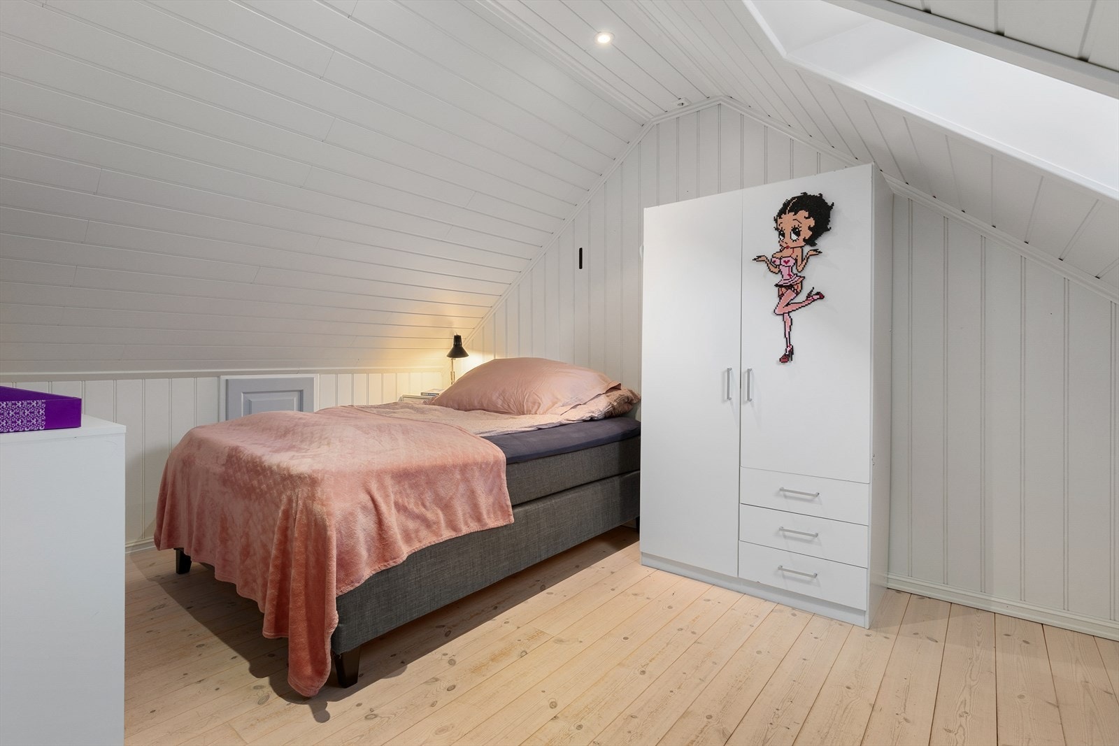 ... finn ein eit stort soverom med god plass til seng og garderobeløysingar. Galleribilde