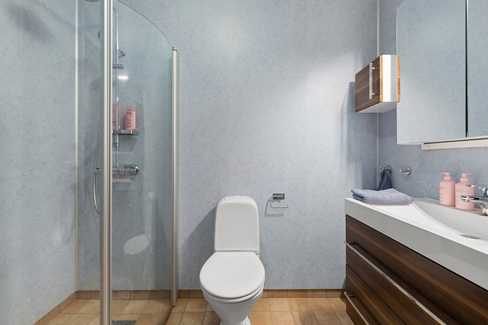 ... samt eit bad med flisar på golv og våtromsplater på vegg. Galleribilde