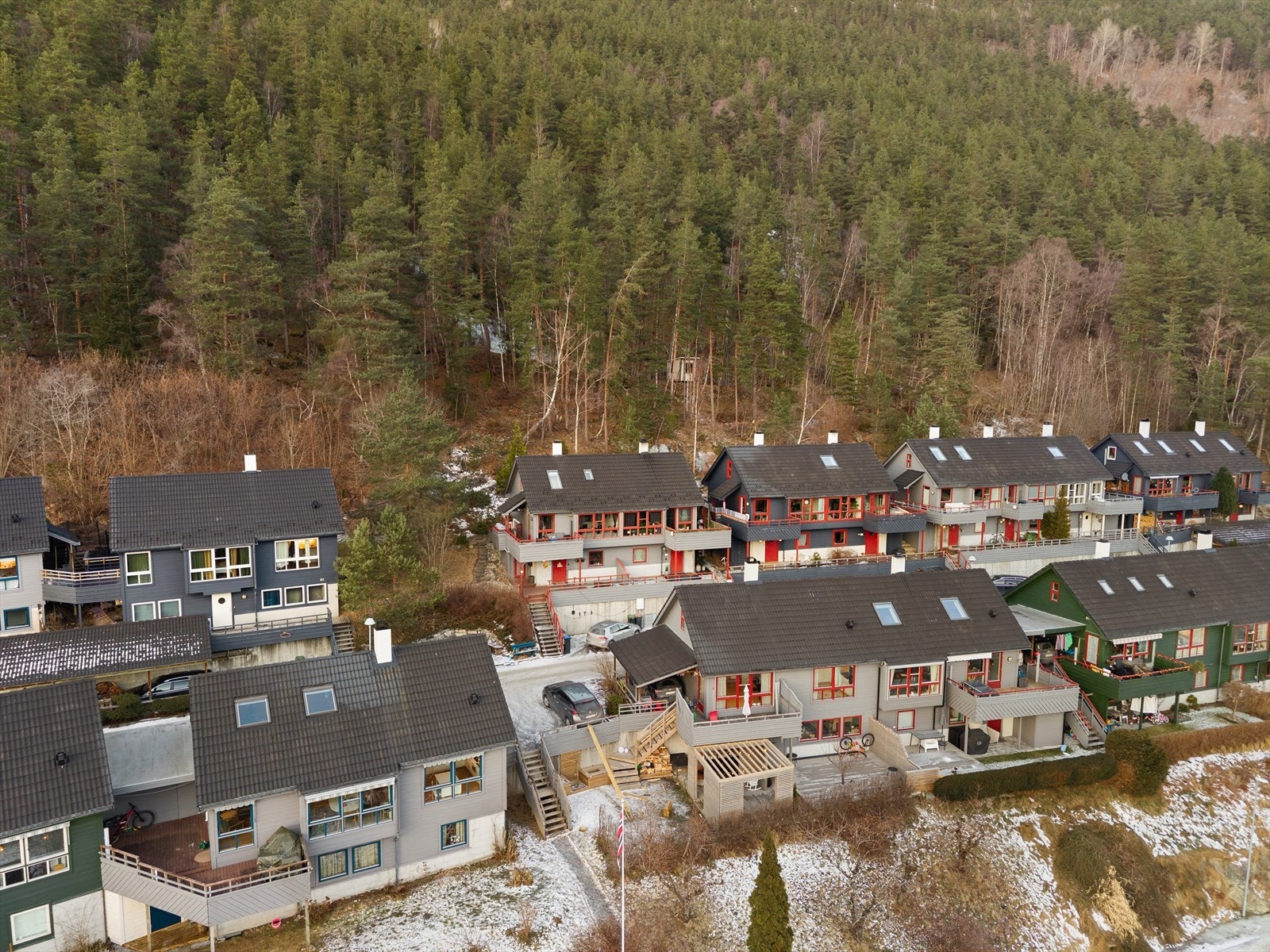 Her har ein parkering, leikeplassar, barnehage og turterreng i umiddelbar nærleik. Galleribilde