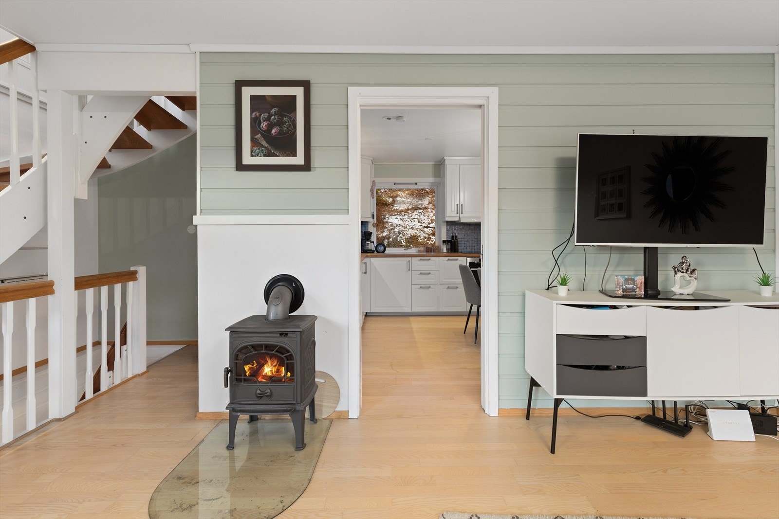 Som oppvarming har ein både vedovn og varmepumpe. Galleribilde