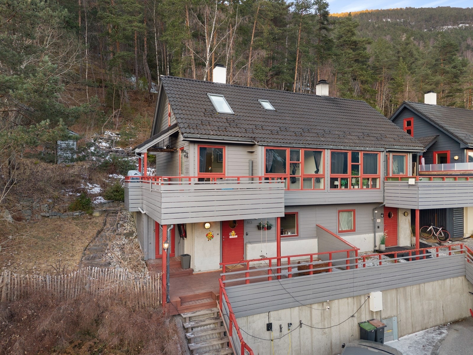 Bustaden ligg som ein ende i ei rekke. Stølen burettslag er eit særs godt dreve burettslag med god økonomi. Galleribilde