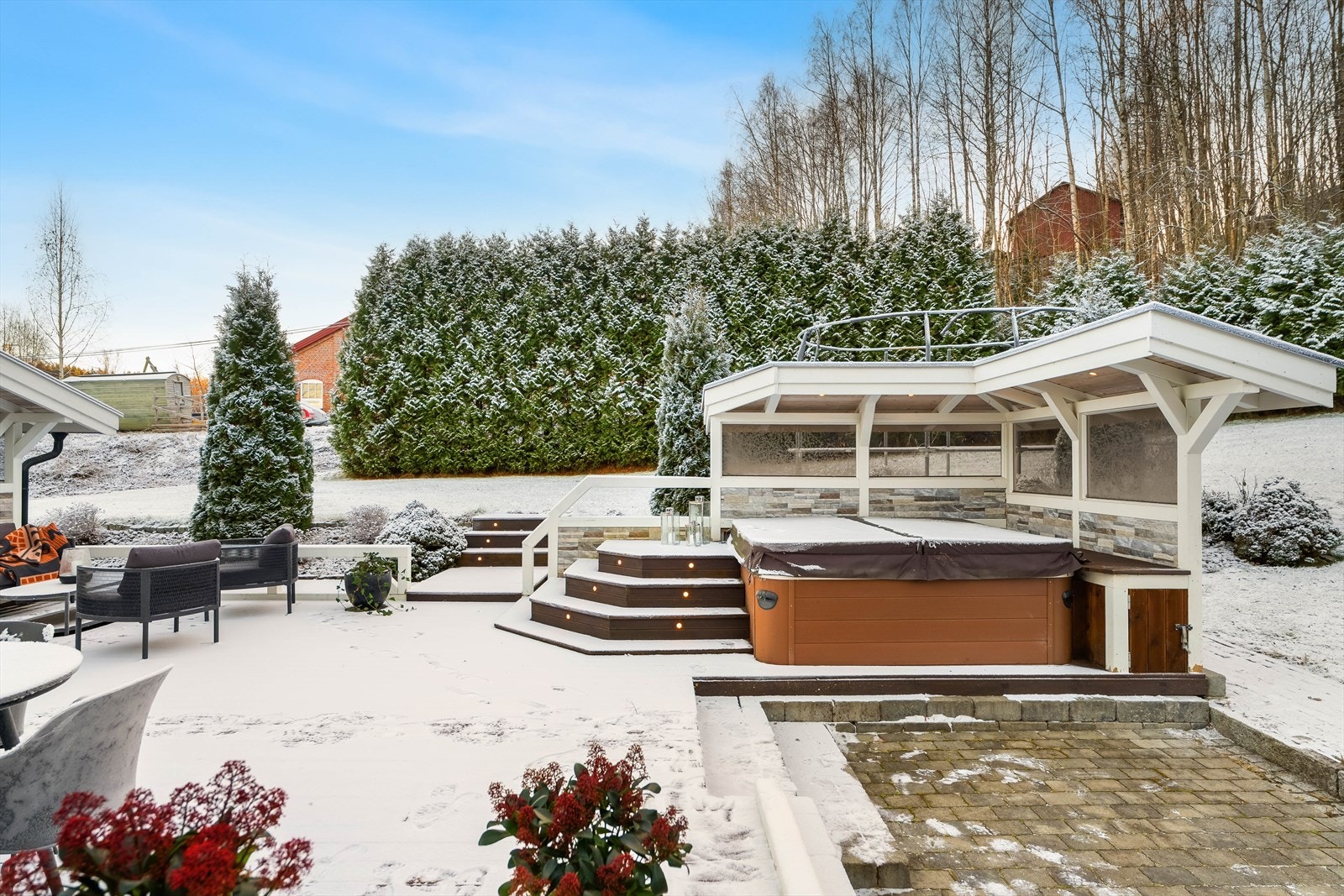 En naturlig forlengelse av boligens velværetilbud med utendørs boblebad Galleribilde