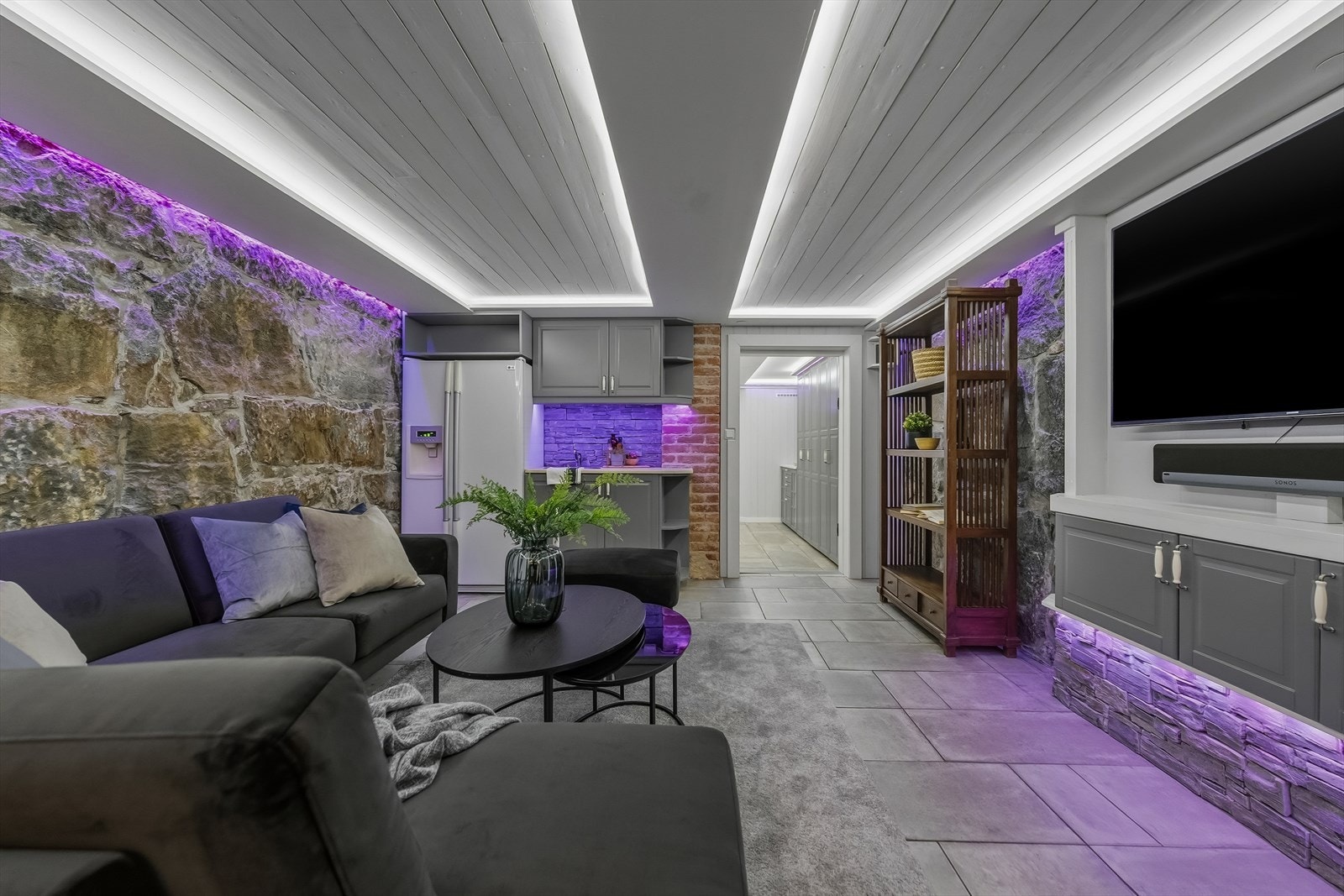 Praktisk hybelkjøkken i tilknytning til stuen med liten kjøkkeninnredning med vask og plass til kjøleskap Galleribilde