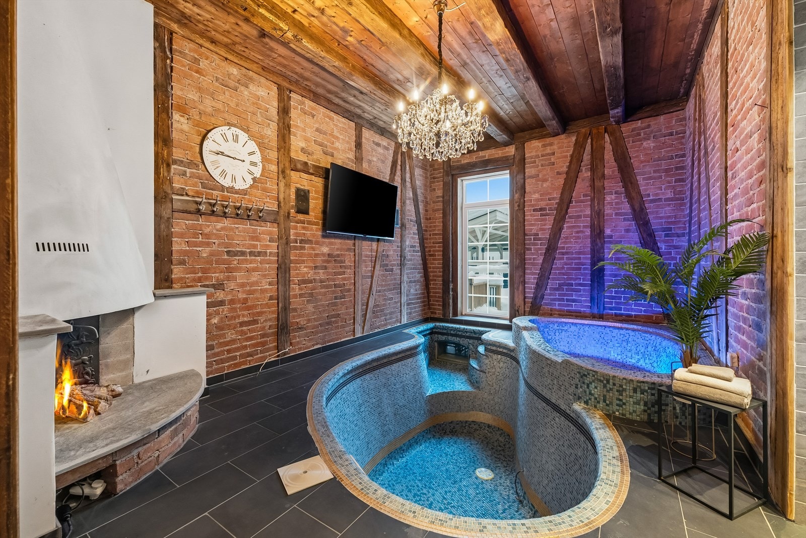 Fra rommet er det dør ut til uteområdet om det frister med et snøbad eller en tur i boblebadet ute før badstuen. Galleribilde