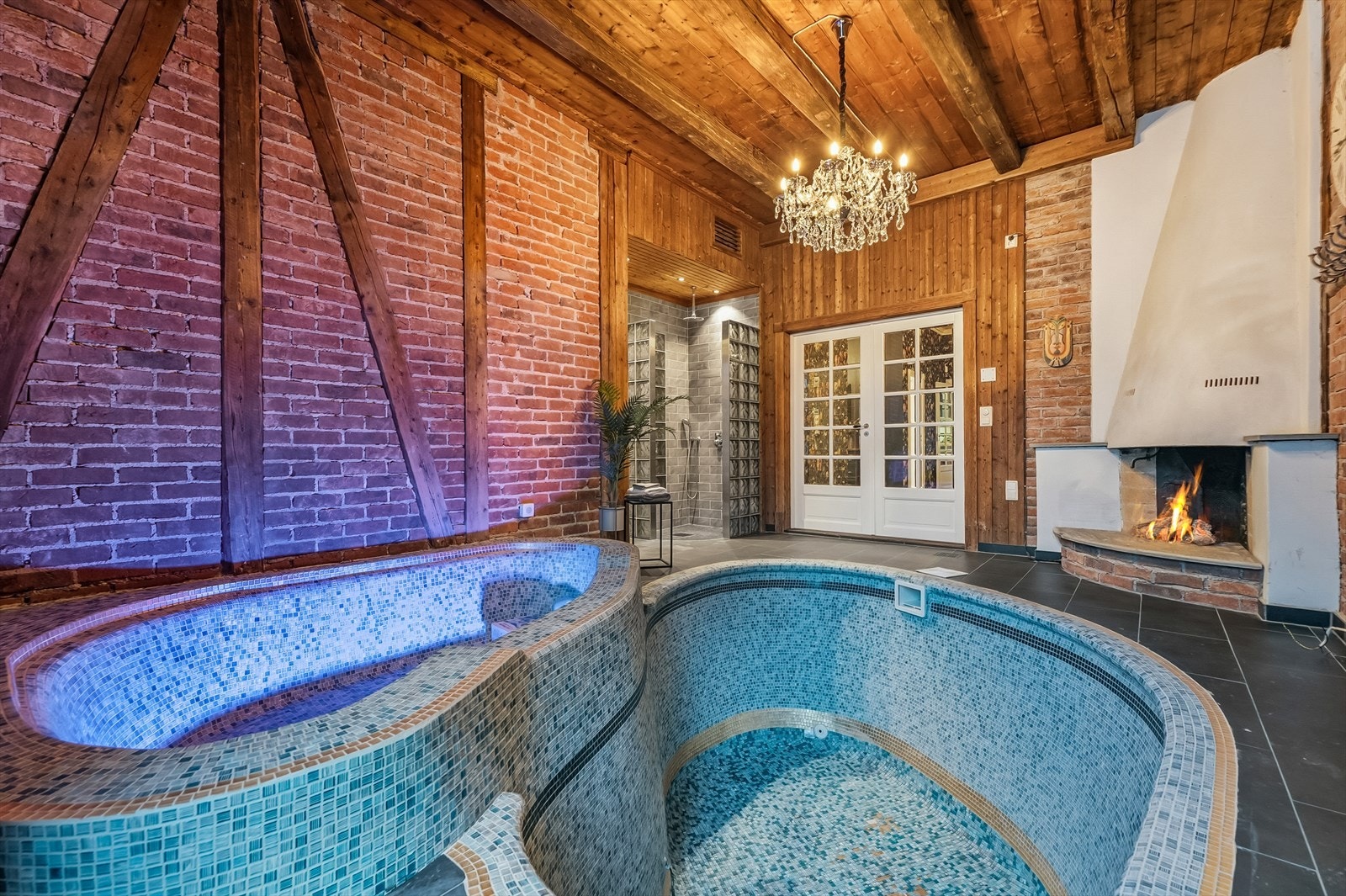 Eksklusive materialvalg med vegger i flis, murstein og panel/tømmer - Flislagt gulv med vannbåren gulvvarme. Galleribilde