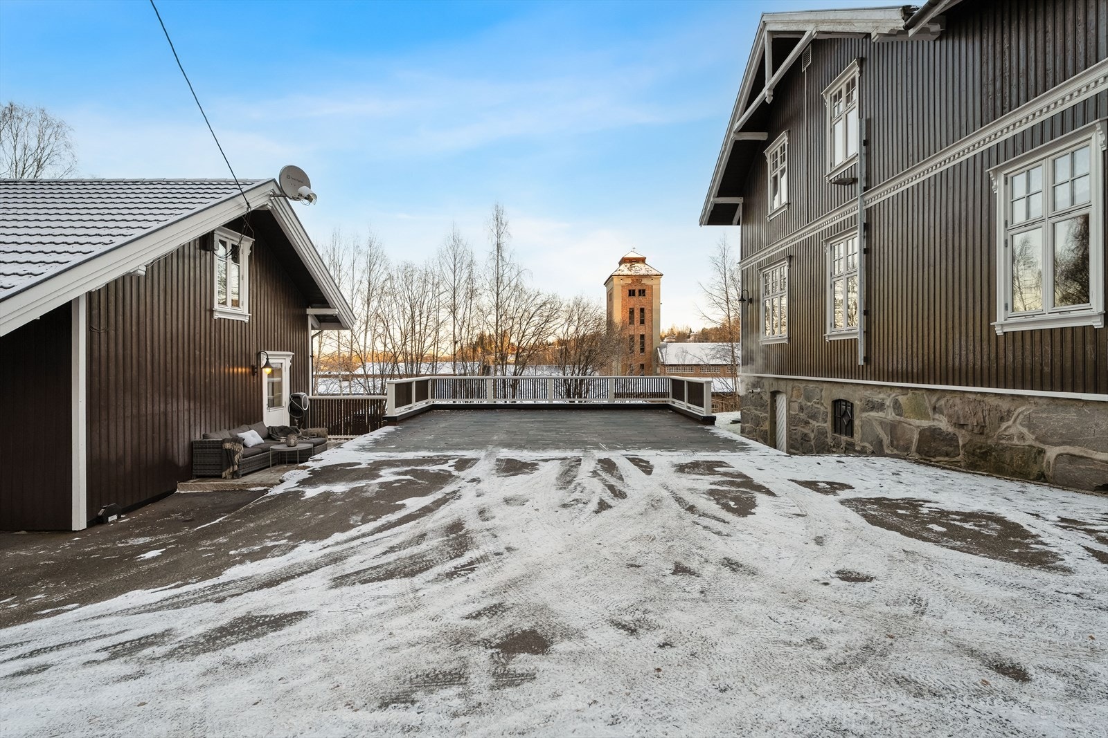Over garasjen og på gårdsplassen forøvrig er det svært godt med biloppstillingsplasser. På yttervegg på huset er det el-bil lader. Galleribilde