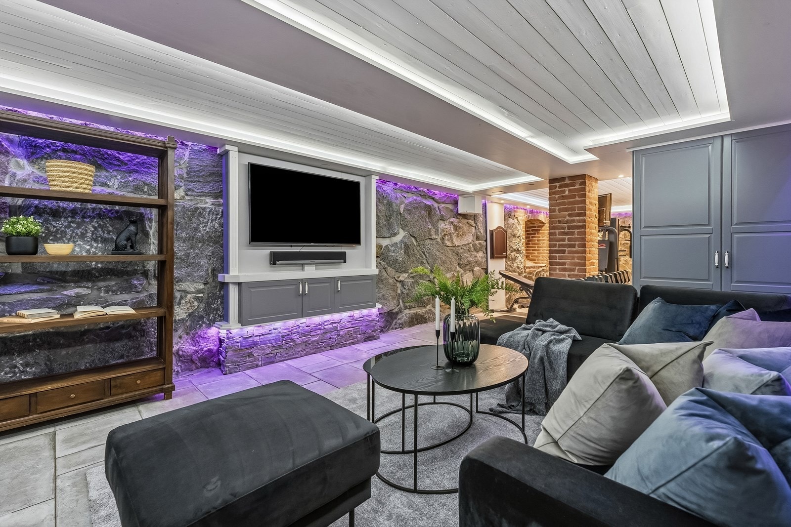 Eksklusivt medierom med rå natursteinsvegger og gjennomført belysning. Galleribilde