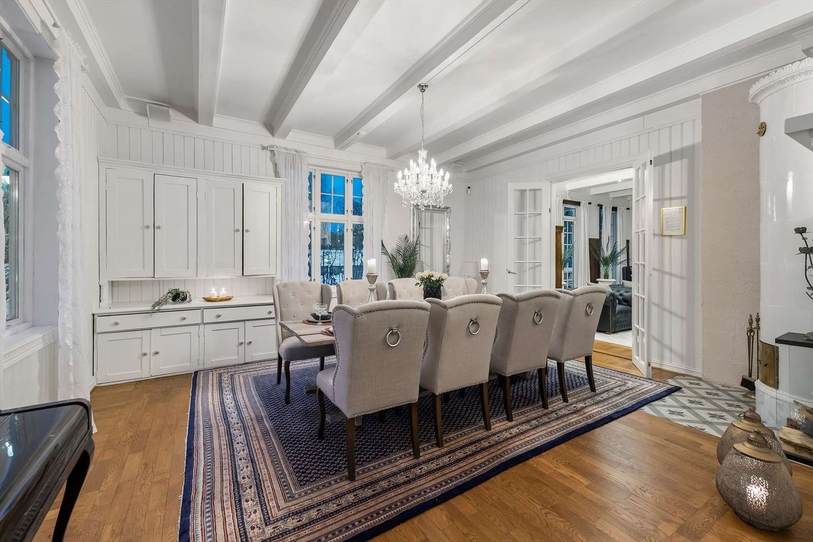 Innholdsrik 1. etasje med bl.a. 3 stuer på rekke og rad, romslig spisekjøkken og spaavdeling. Galleribilde