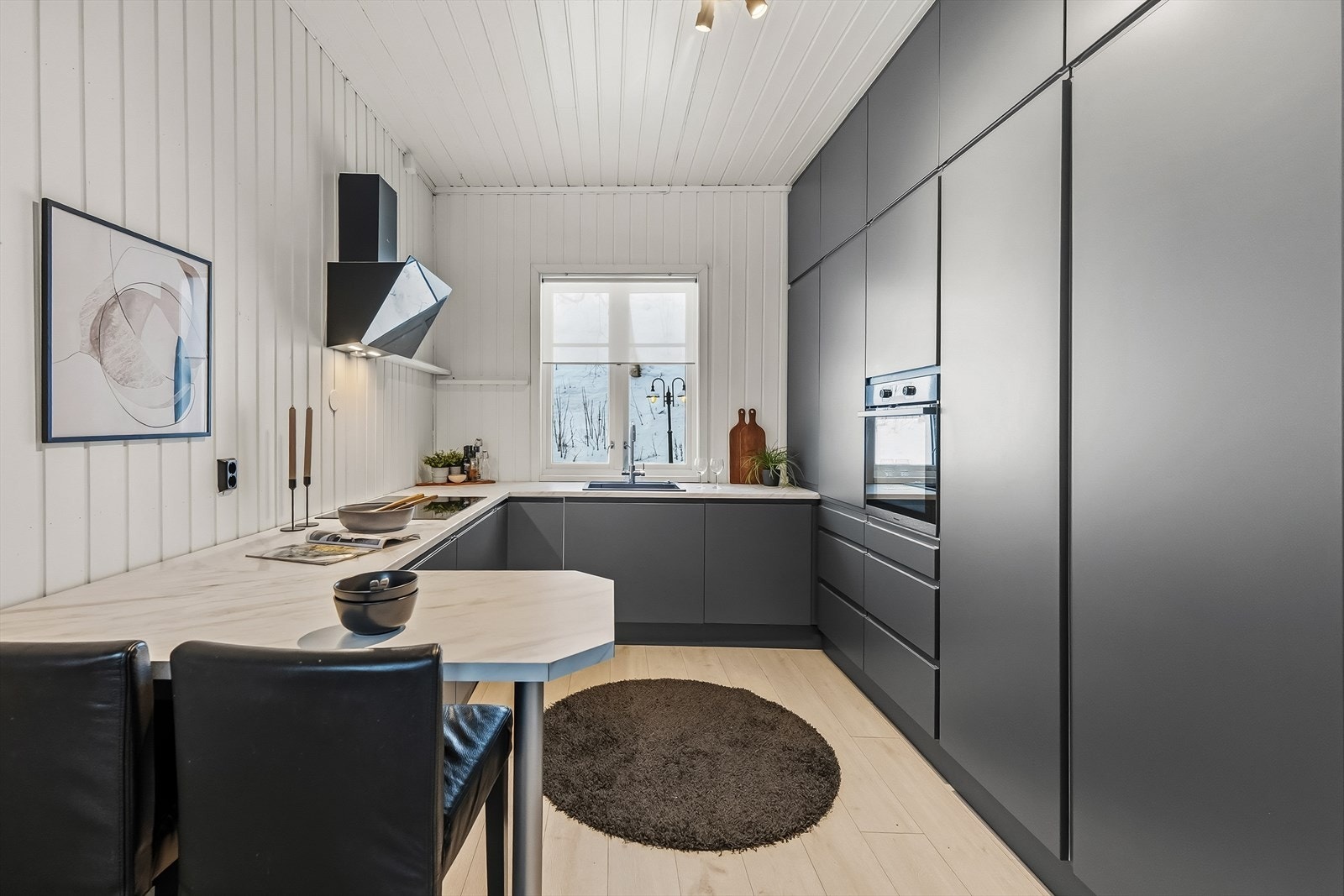 Svært innbydende kjøkken med god med skap- og benkeplass. Galleribilde