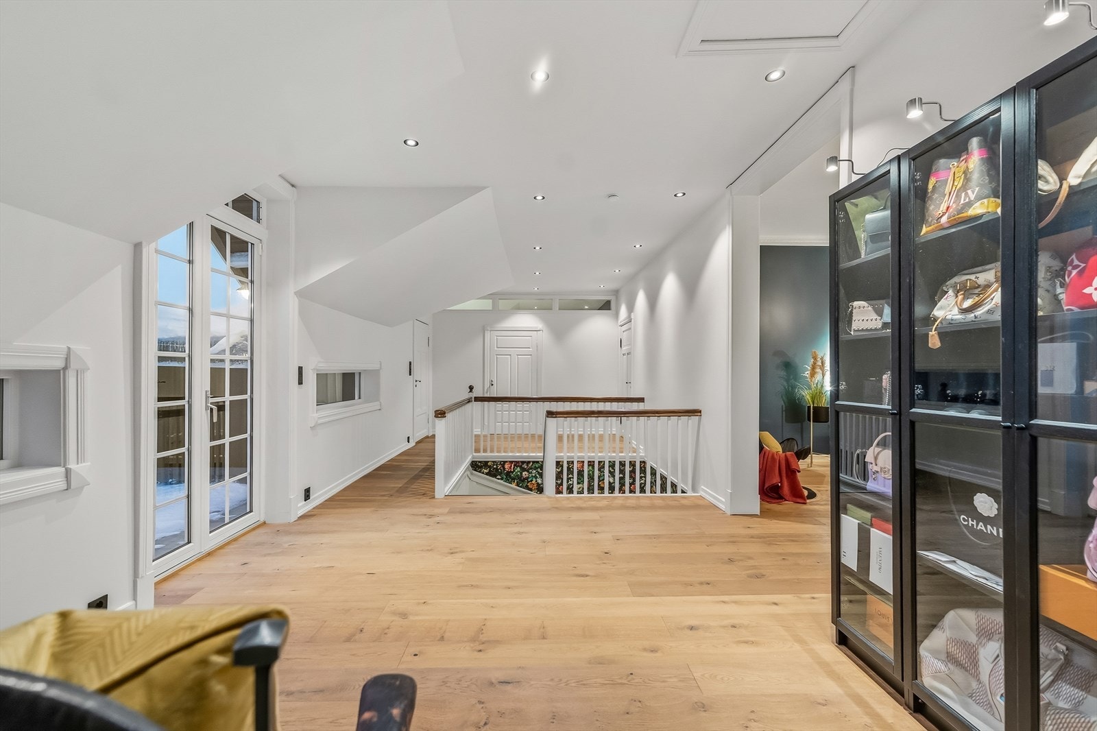 I 2.etasje finner man et bad, 4 soverom, lekerom/omkledningsrom og stue. Galleribilde