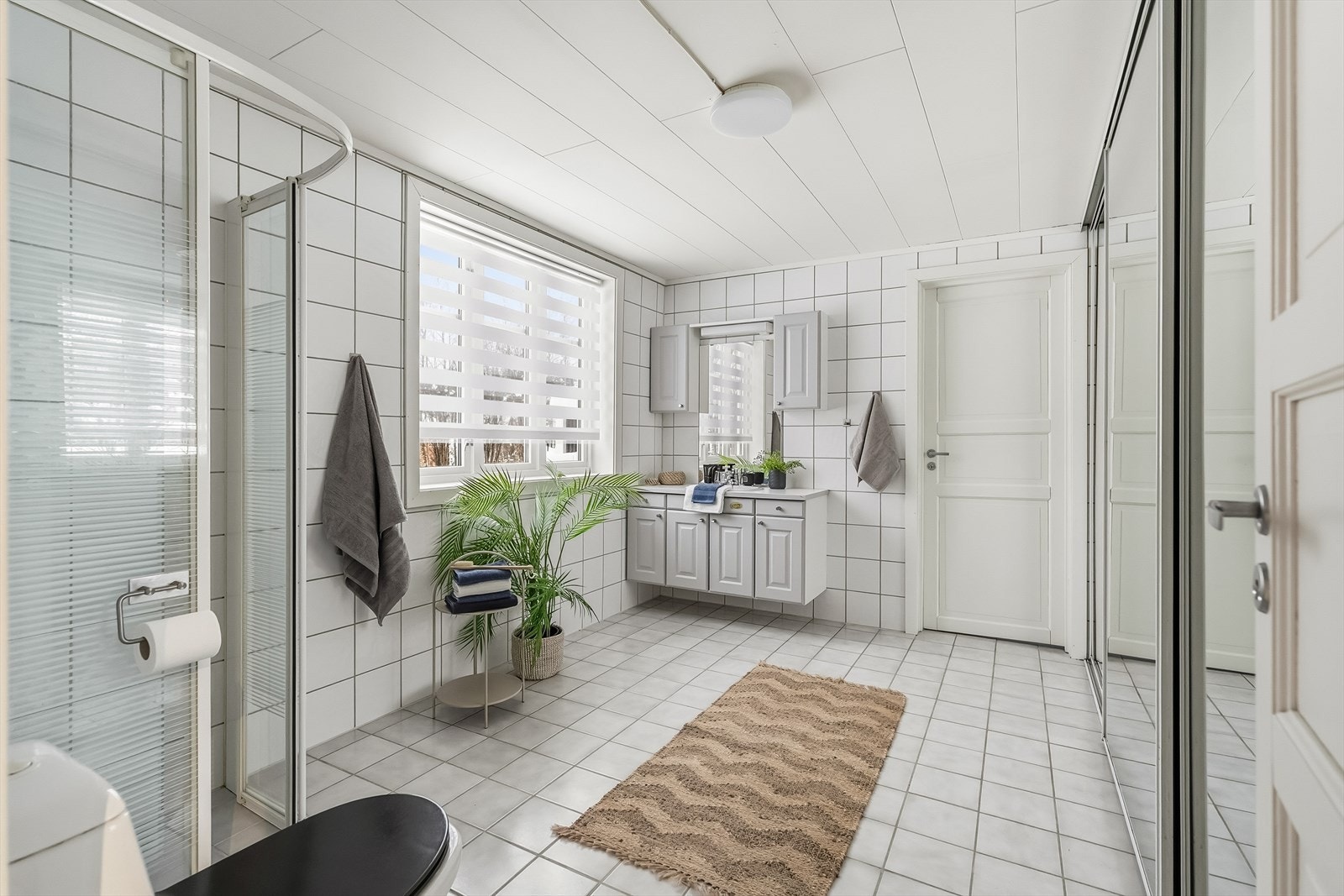 Flislagt bad fra 1997 med elektriske varmkabler - Innredning med nedfelt servant, toalett, dusjvegger/hjørne og opplegg for vaskemaskin. Galleribilde