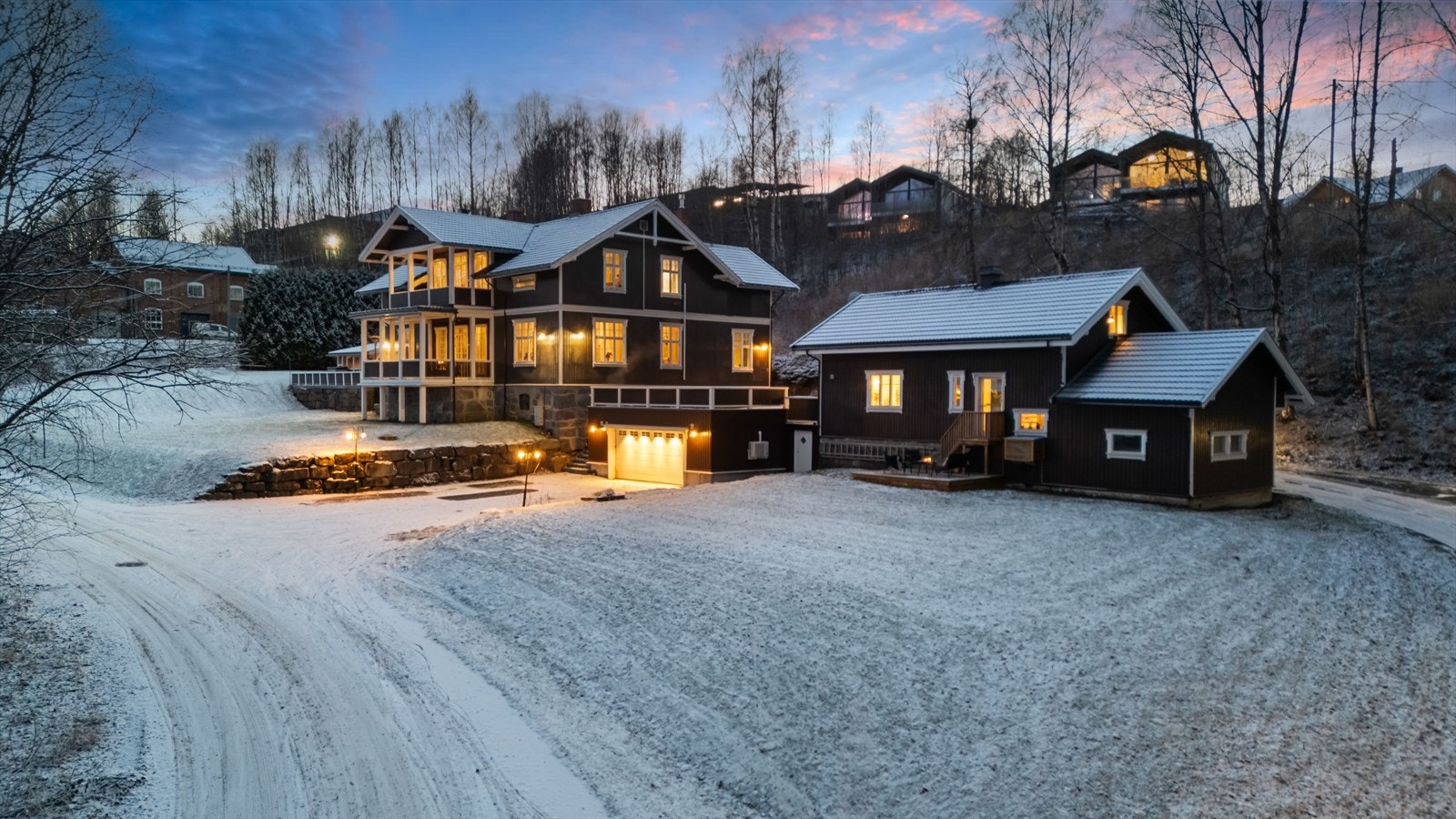 Eiendommen har stor dobbelgarasje, ekstra hus optimalt for utleie, fantastisk opparbeidet tomt og innendørs fasiliteter man bare kan drømme om! Galleribilde