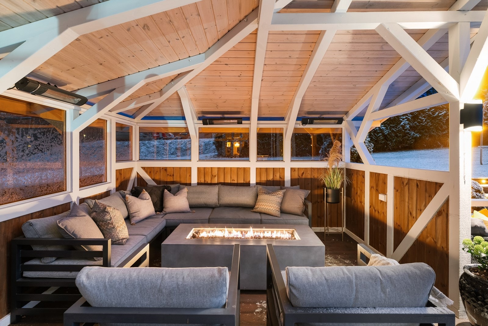 En helårslounge med peisbord og overbygg. Peisen og utekjøkkenet medfølger eiendommen. Galleribilde