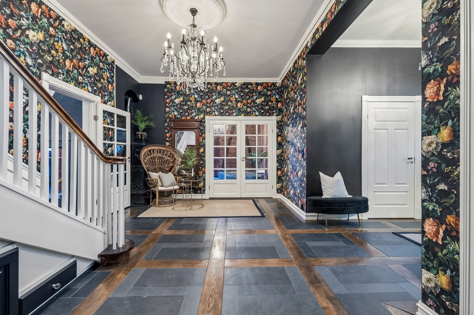 Videre i 1.etasje er det egen spaavdeling med svømmebasseng, badstue, toalett og dusj samt et soverom Galleribilde