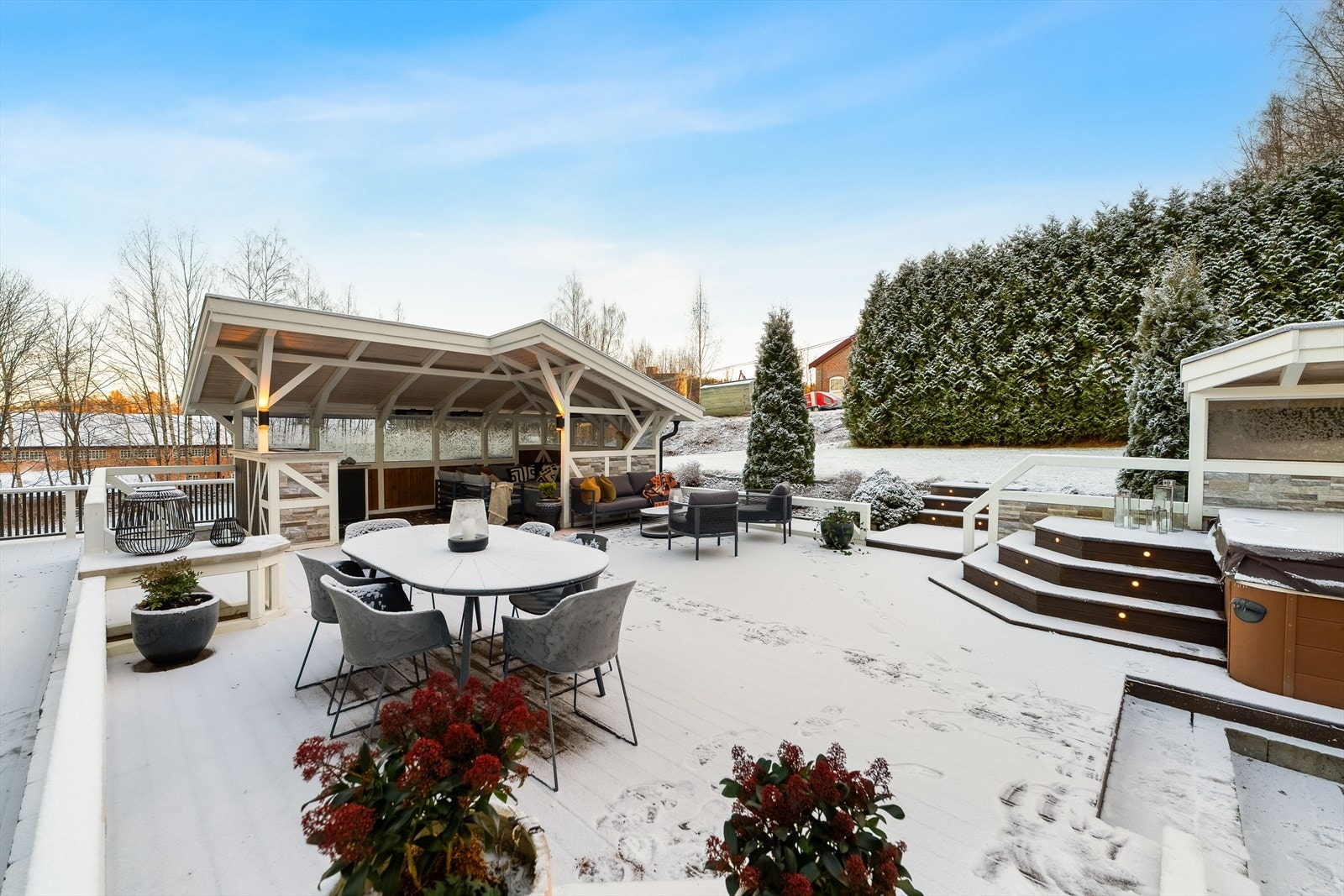 Uteplassen er en liten oase sommer som vinter. Galleribilde