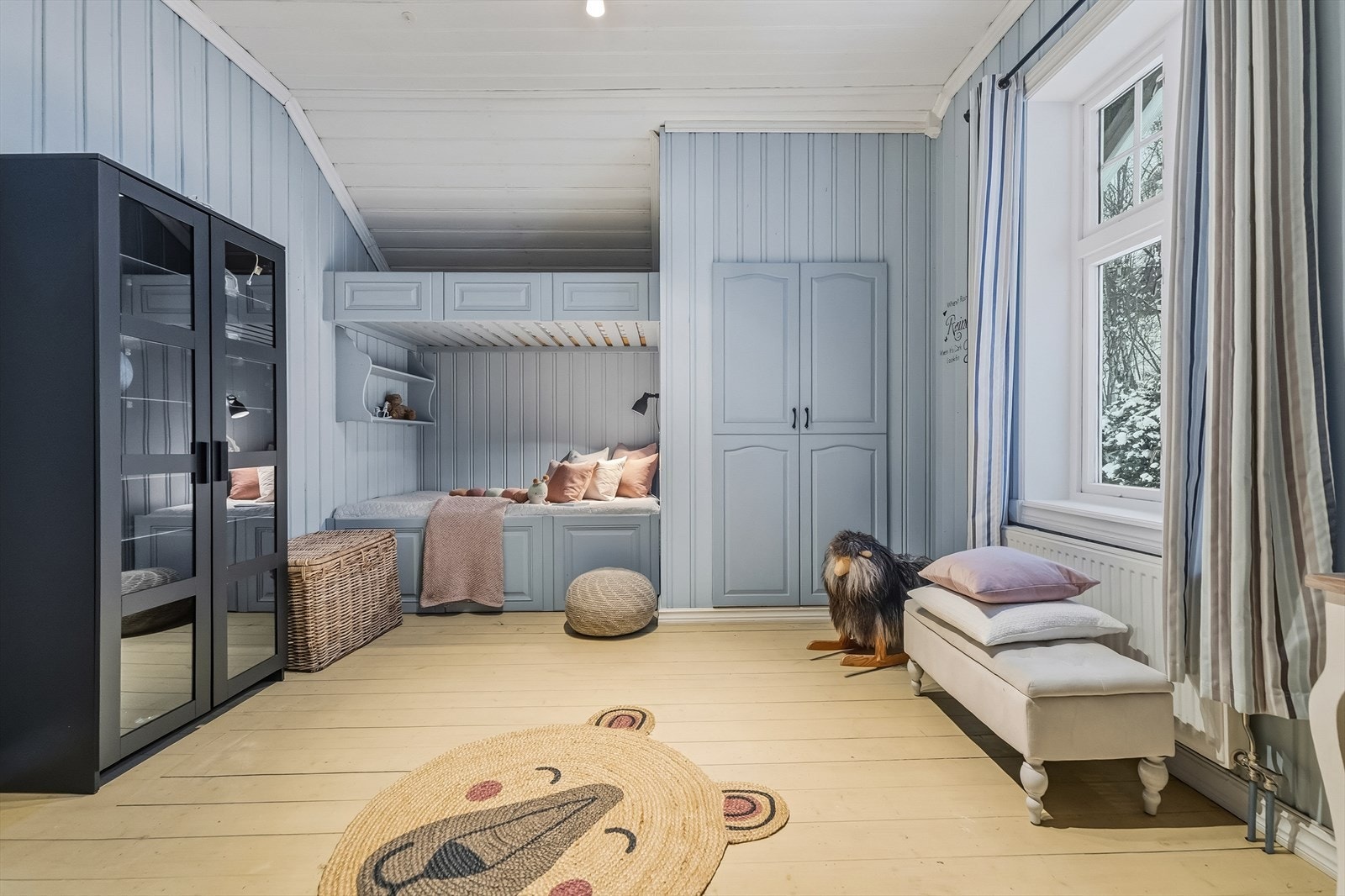 Rommet har også god garderobeplass og rikelig med gulvplass til lek, skrivebord eller øvrig møblement. Galleribilde