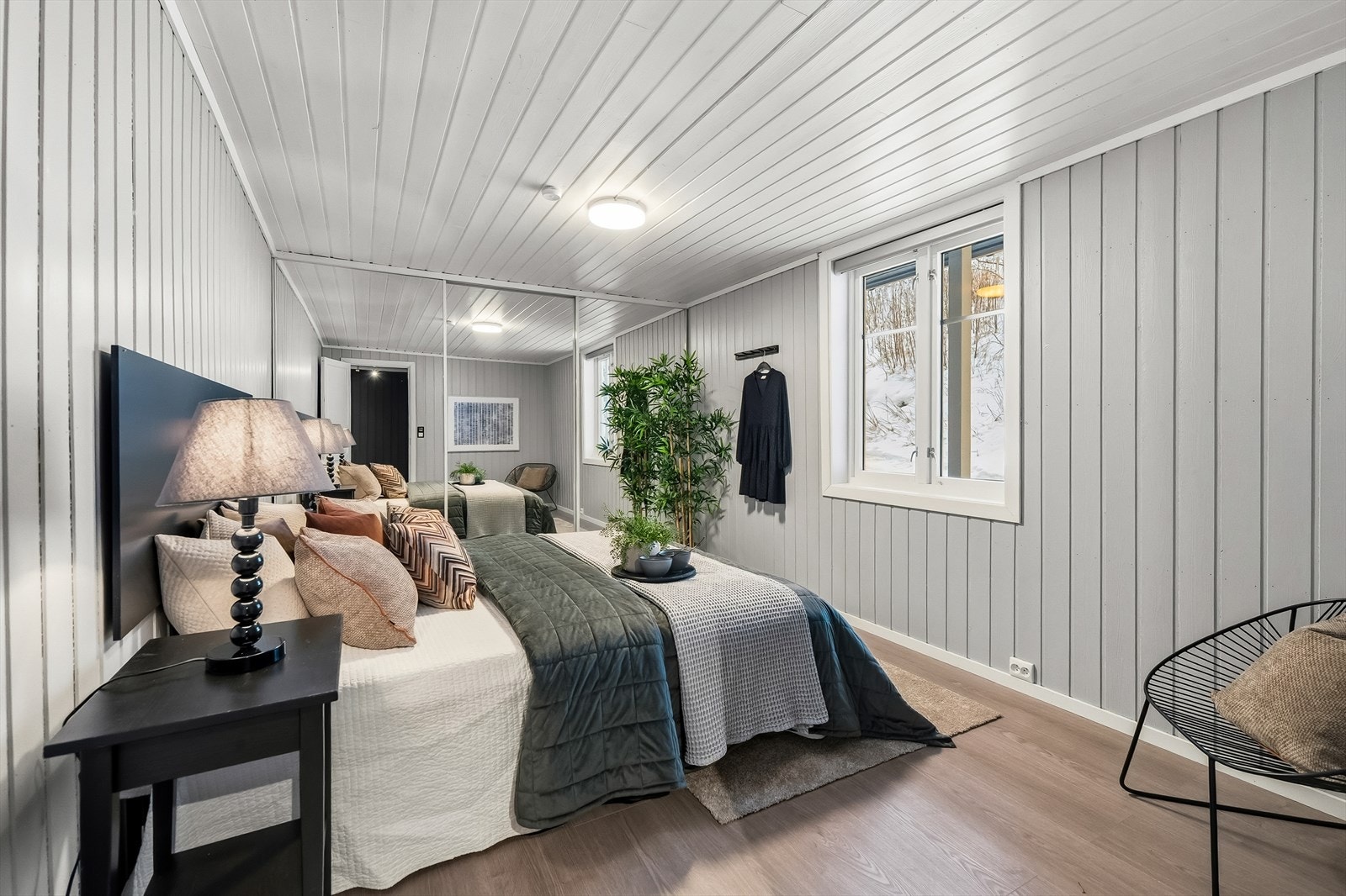 Pent soverom med skyvedørsgarderobe med speilfronter og god plass til dobbeltseng med nattbord. Galleribilde