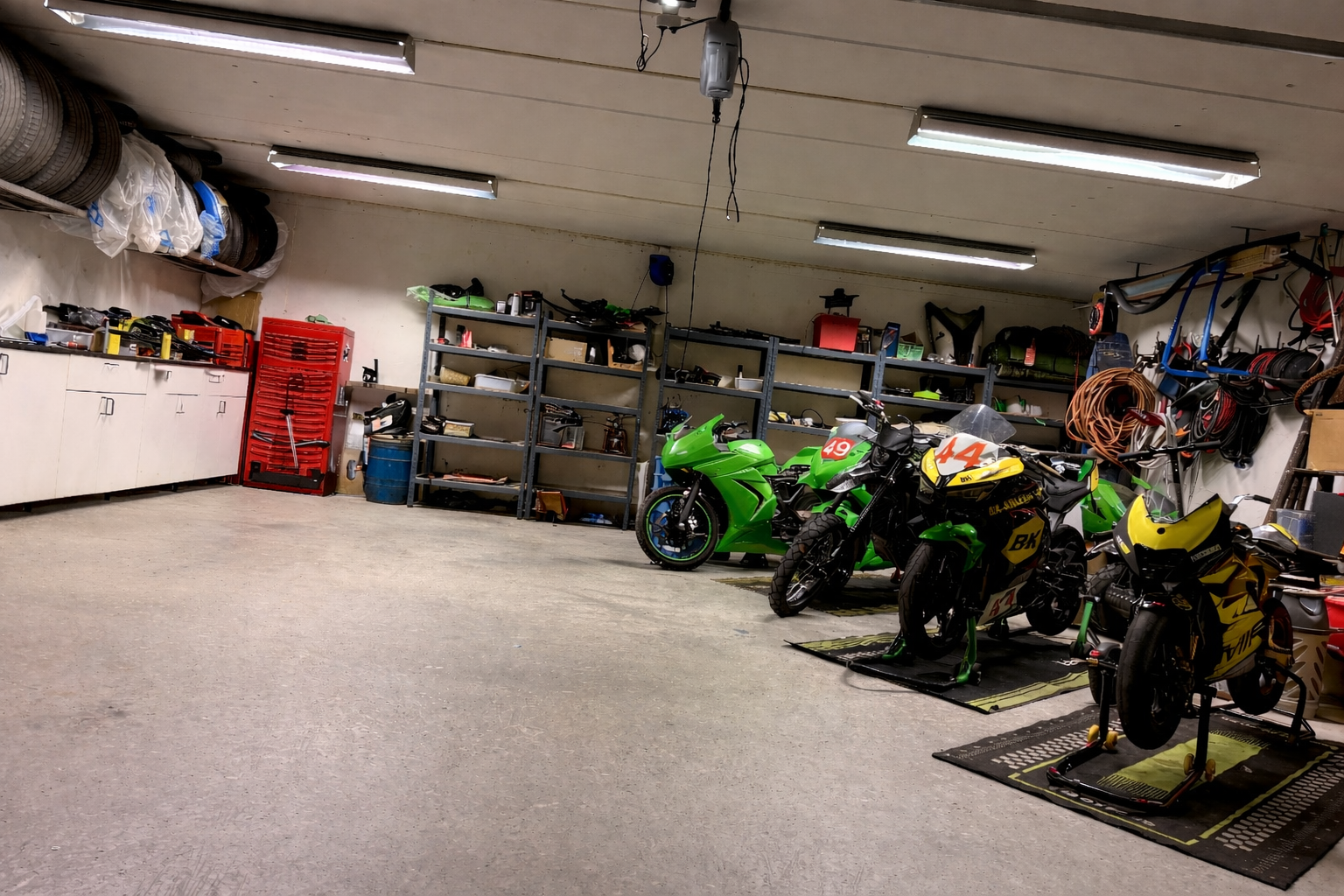 Romslig garasje med ny varmepumpe i 2025. Godt med oppbevaringsplass i skap. Galleribilde