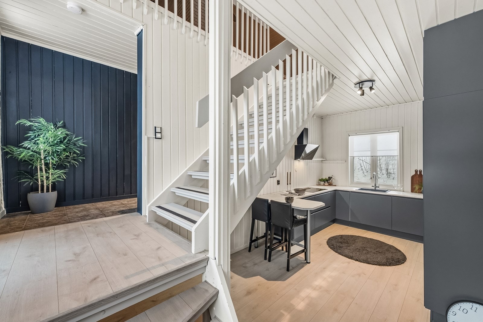 Kjøkken sett mot gang. Galleribilde