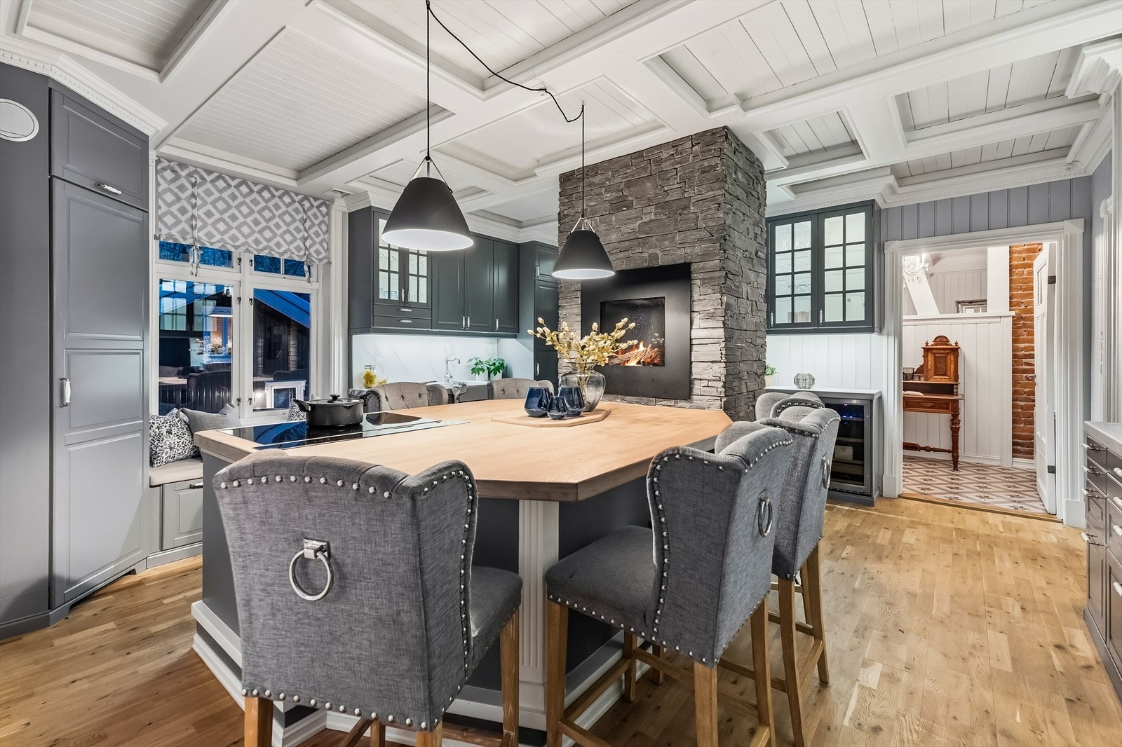 Innbydende, separat kjøkken fra 2017 med svært godt med skap- og benkeplass. Galleribilde