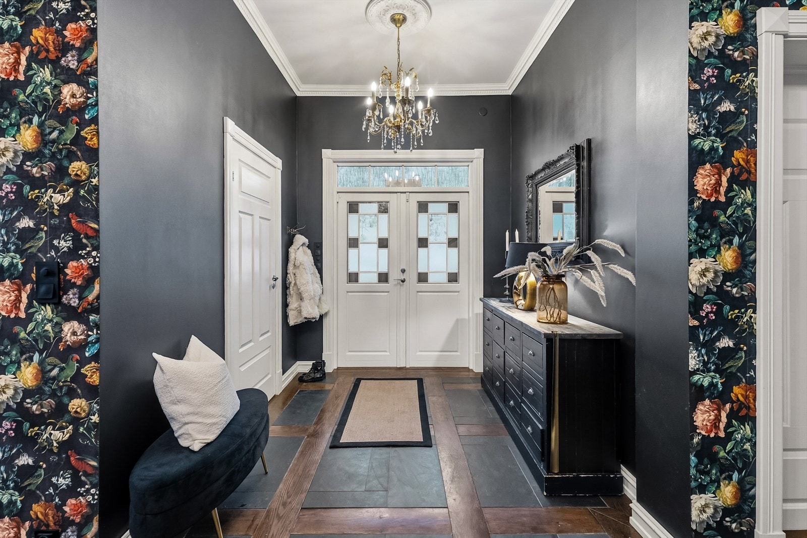 Praktisk walk-in-closet i tilknytning til entréen. Galleribilde