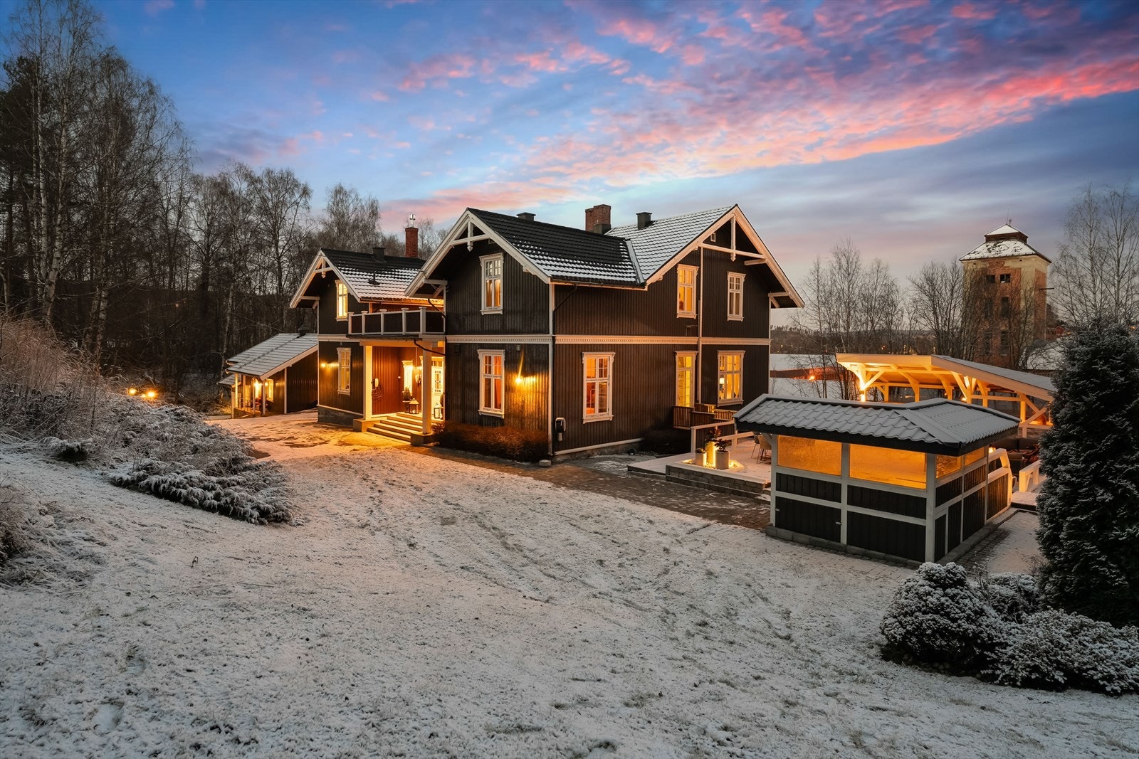 Fantastisk uteområde med terrasse med utekjøkken, pergola, boblebad og flere soner for liten og stor - et privat fristed året rundt. Galleribilde