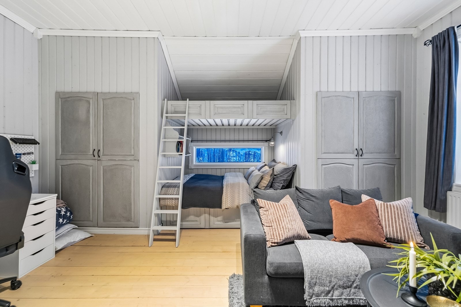 Sjarmerende soverom med smart, plassbygget seng og to praktiske walk-in-closets. Galleribilde