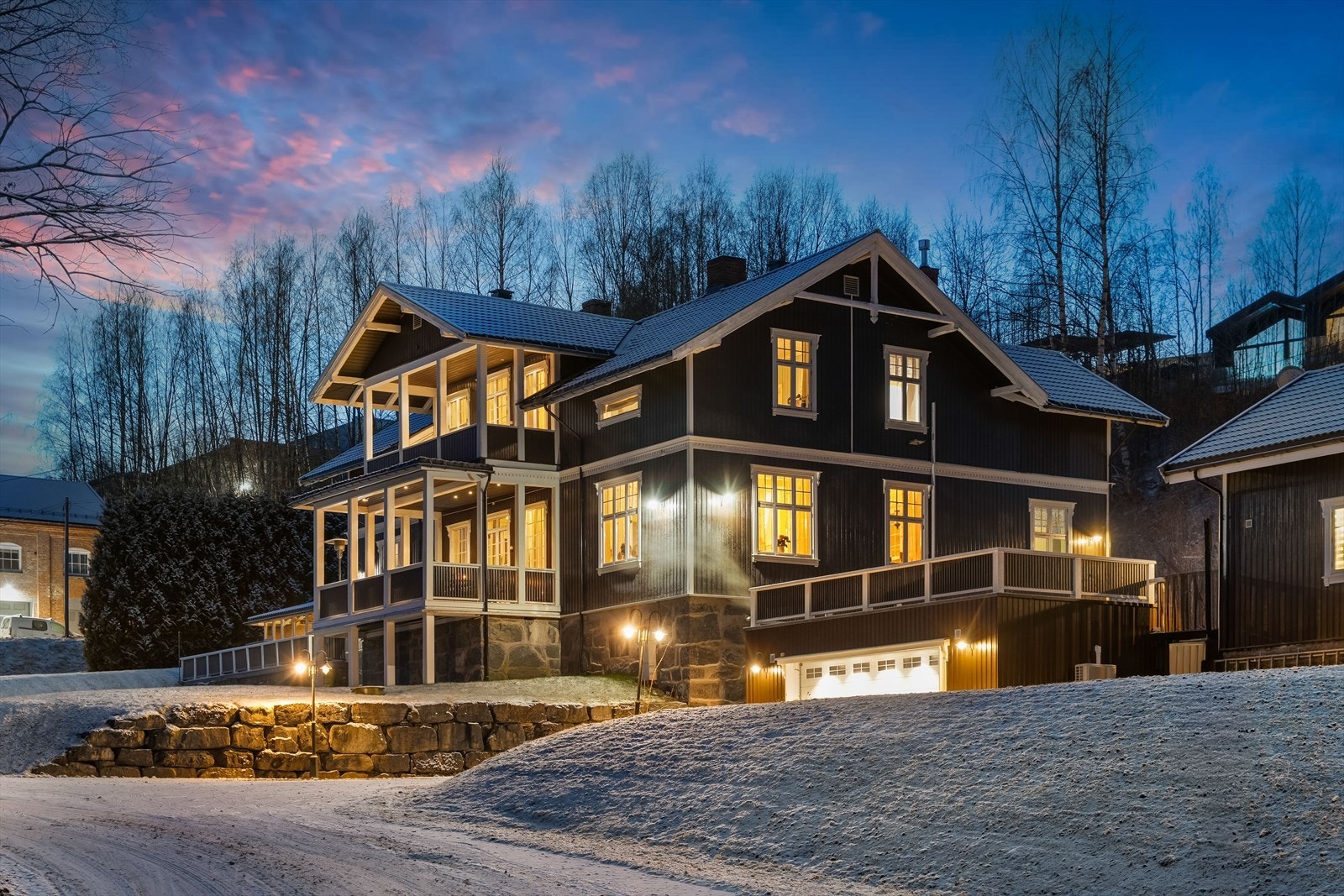 Asfaltert adkomst til garasjen. Herifra kan man enkelt benytte kjellerinngangen til huset eller gå opp trappen til baksiden. Galleribilde