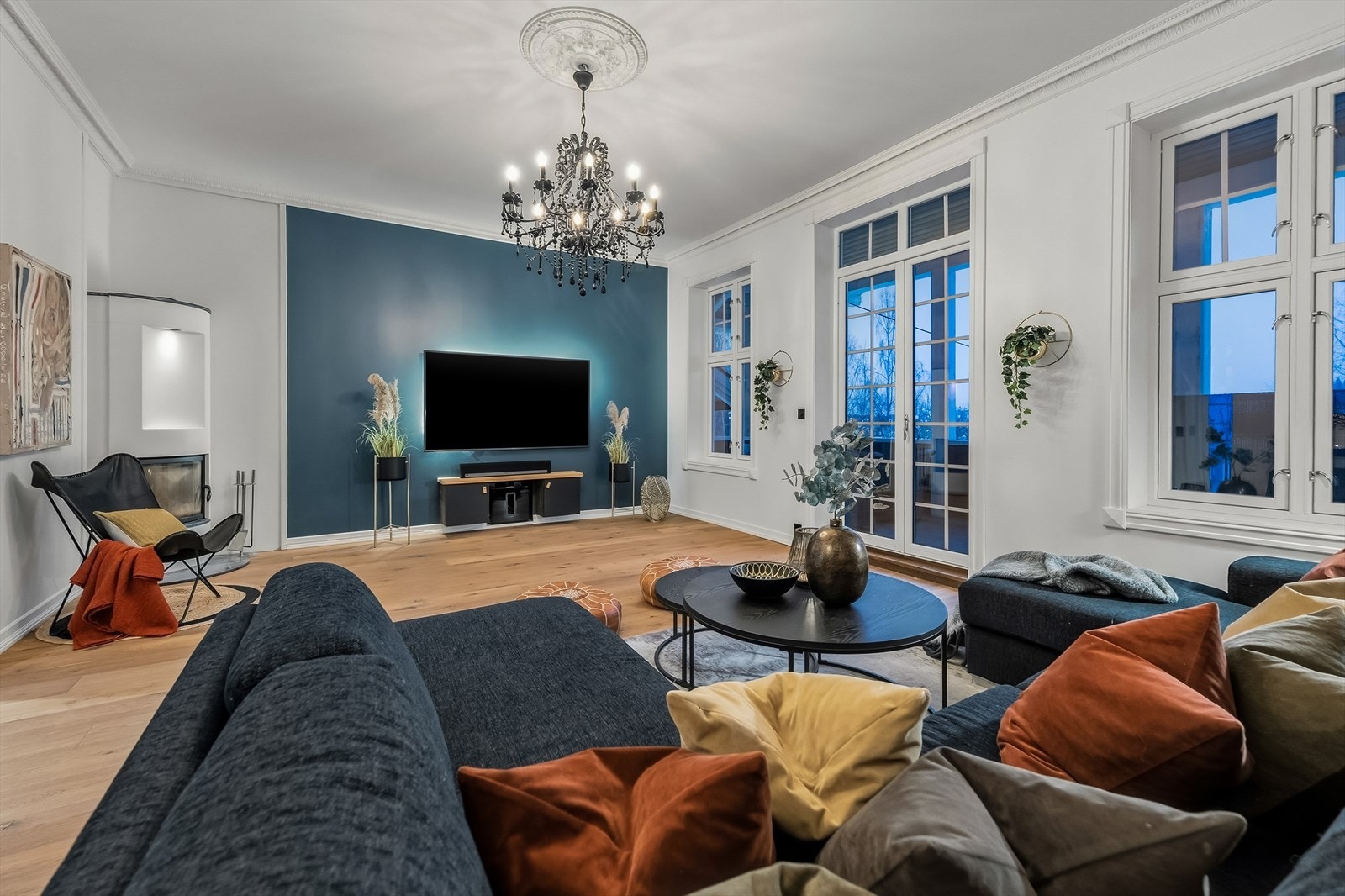 Lys og luftig stue i 2. etasje med peis og store vindusflater. Galleribilde