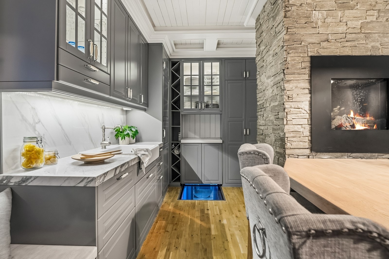 Fra kjøkkenet er det automatisert lem ned til kjelleren. Galleribilde